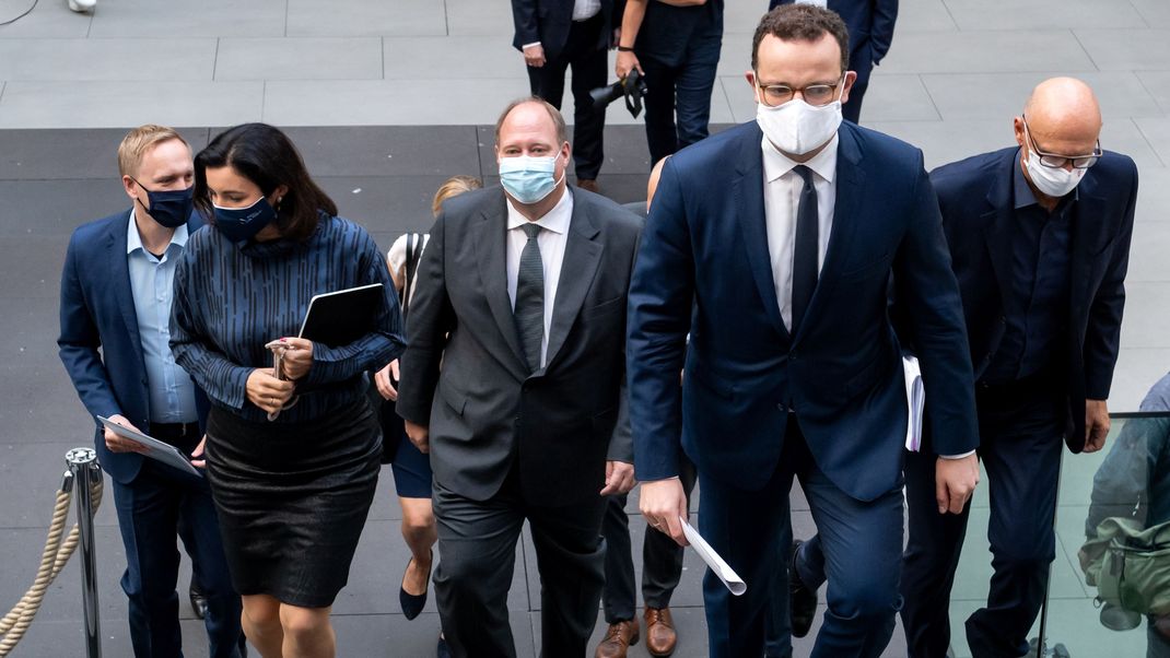 Die Corona-Politik des früheren Bundesgesundheitsministers Jens Spahn (2. v. r.) steht in der Corona-Kommission auf dem Prüfstand. (Archivbild)