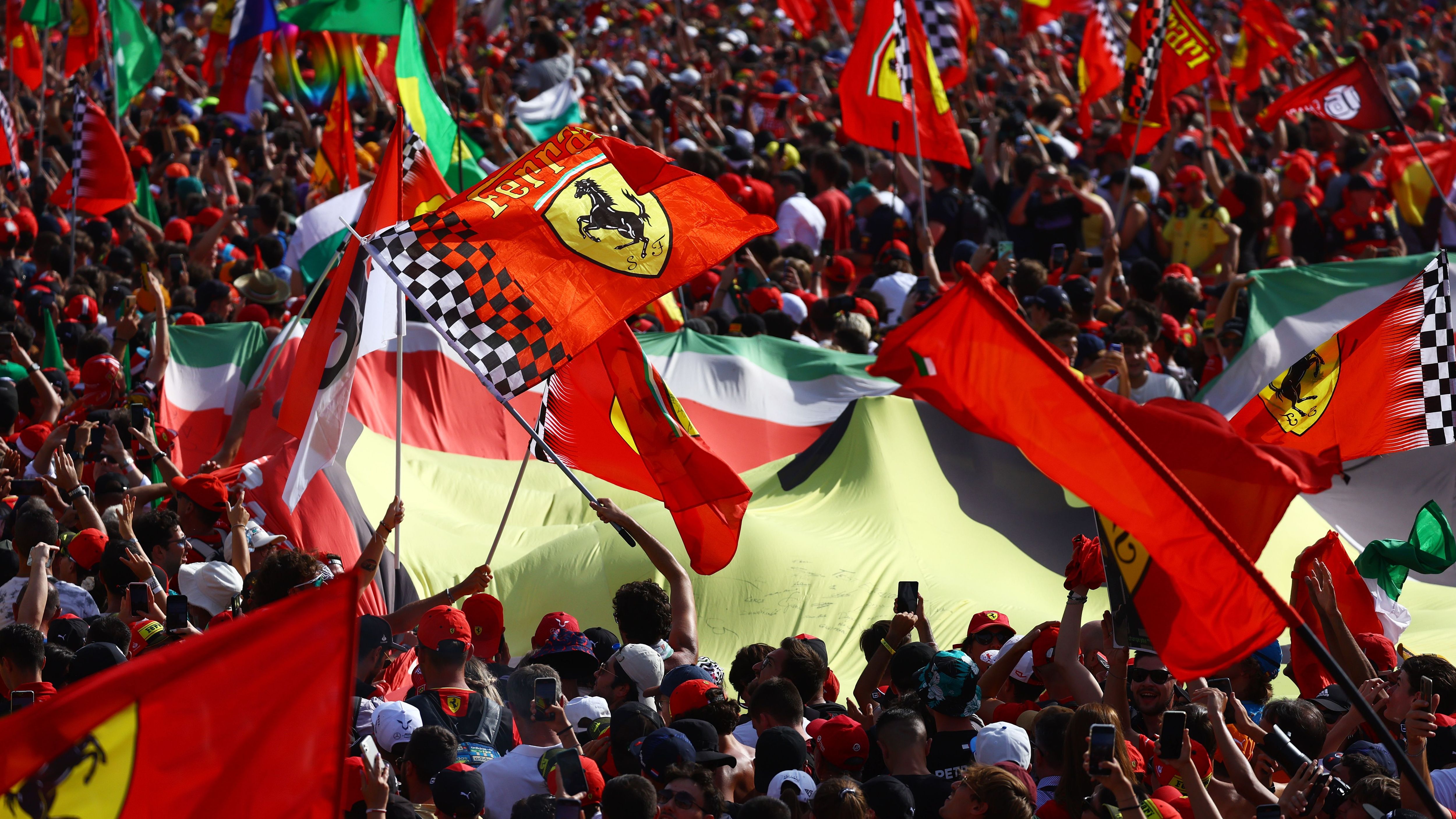 <strong>Gewinner: Die Tifosi</strong><br>Wie bereits eine Woche zuvor in Zandvoort, rückten auch in Monza die Fans in den Vordergrund. Das Ferrari-Heimspiel ist immer auch die Bühne der zahllosen Tifosi, die auch an diesem Wochenende nicht enttäuschten. Diese Rennen zeigen, warum trotz immer neuer Mega-Events auch solche Traditionsstrecken unbedingt im Kalender der Formel 1 bleiben müssen.