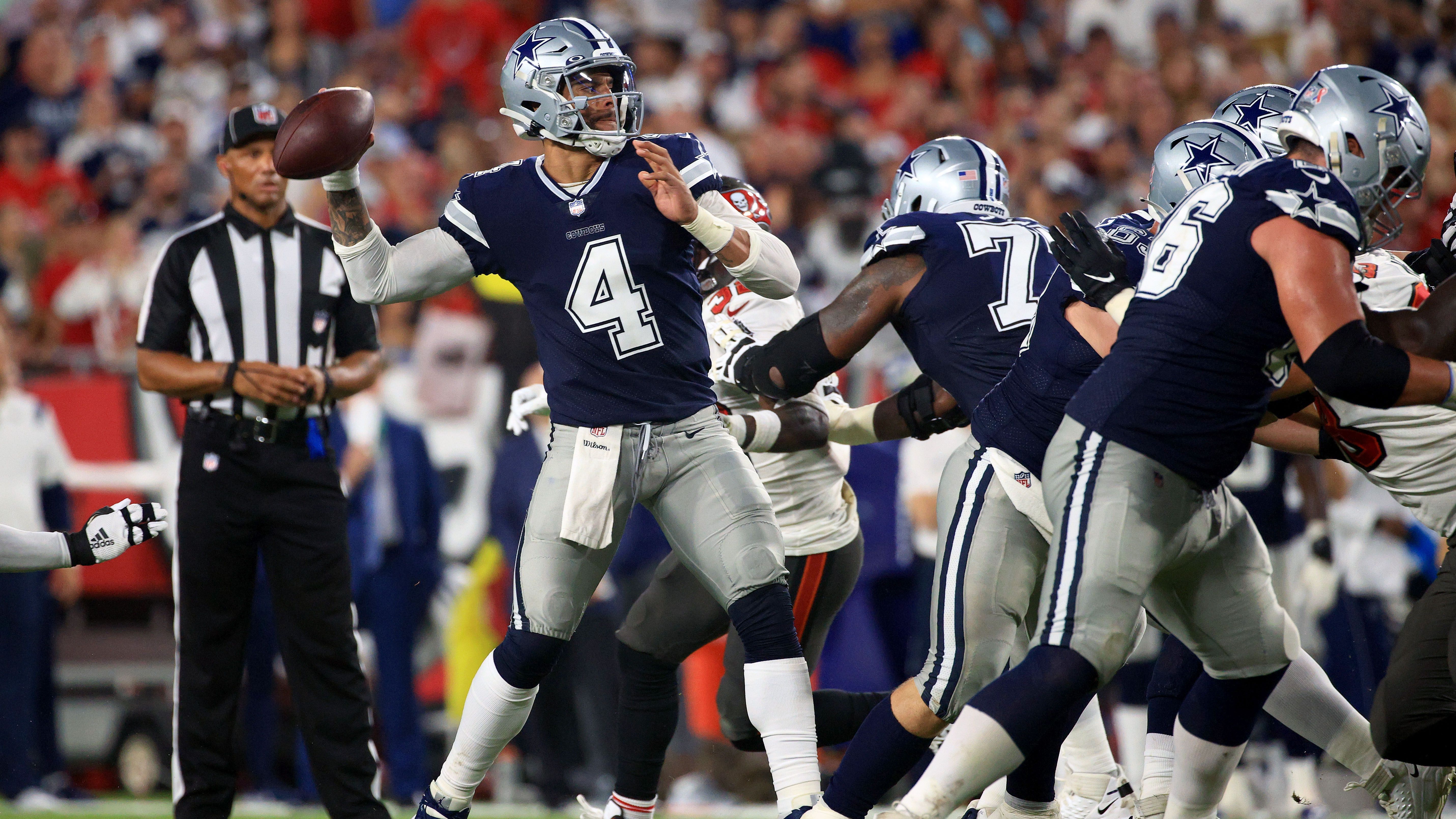 
                <strong>Dallas Cowboys</strong><br>
                Captains: Die Kapitäne werden wöchentlich festgelegt. Bereits in der Vorsaison praktizierte Head Coach Mike McCarthy diese Variante. Im Season Opener gegen die Tampa Bay Buccaneers führten Quarterback Dak Prescott, Defensive End Randy Gregory und Safety Darian Thompson das Team an.
              