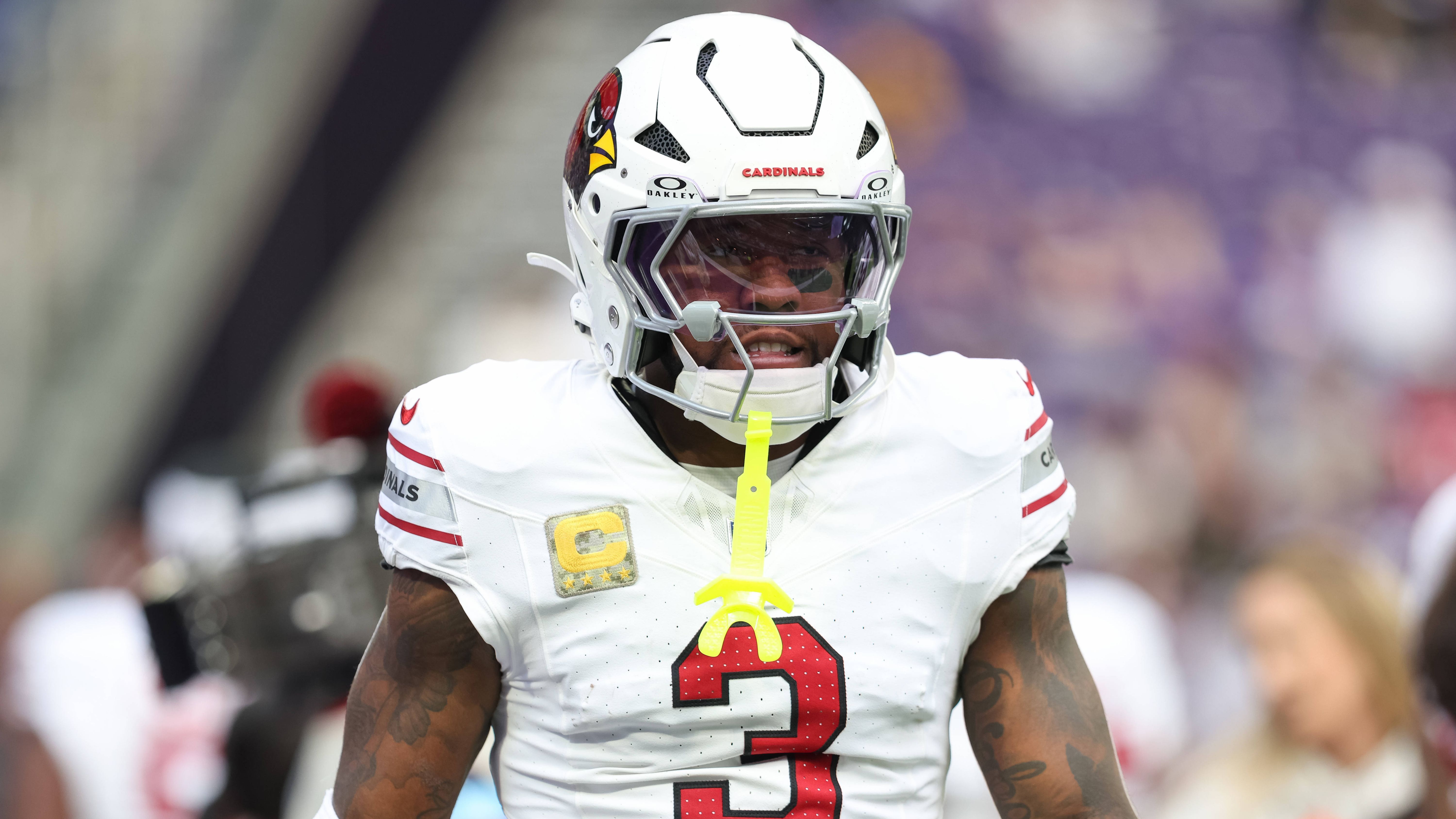 <strong>Budda Baker (Arizona Cardinals)</strong><br>Der Vertragspoker um Safety Budda Baker hat ein Ende. Nachdem immer wieder über einen Trade spekuliert wurde, hat er sich mit den Cardinals auf einen Drei-Jahres-Vertrag über 54 Millionen Dollar geeinigt. Baker unterzeichnete damit den bestbezahltesten "Third Contract" eines Safetys jemals und reiht sich NFL-weit einzig hinter Antoine Winfield Jr. (Buccaneers) und Derwin James (Chargers) ein.