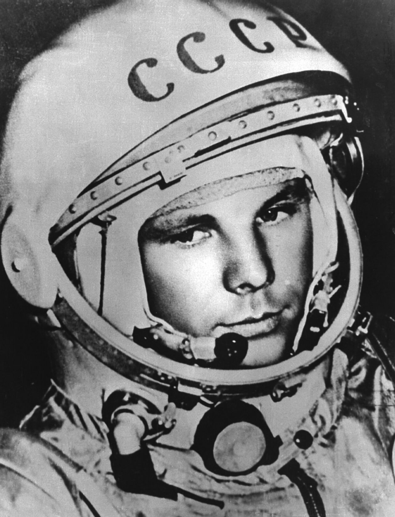 Bevor Juri Gagarin in den Weltraum flog, war noch nicht einmal klar, ob Menschen längere Zeit Schwerelosigkeit und Strahlung aushalten würden. Daher schickten die Wissenschaftler erst Tiere ins All und maßen Körperfunktionen wie Puls und Temperatur.