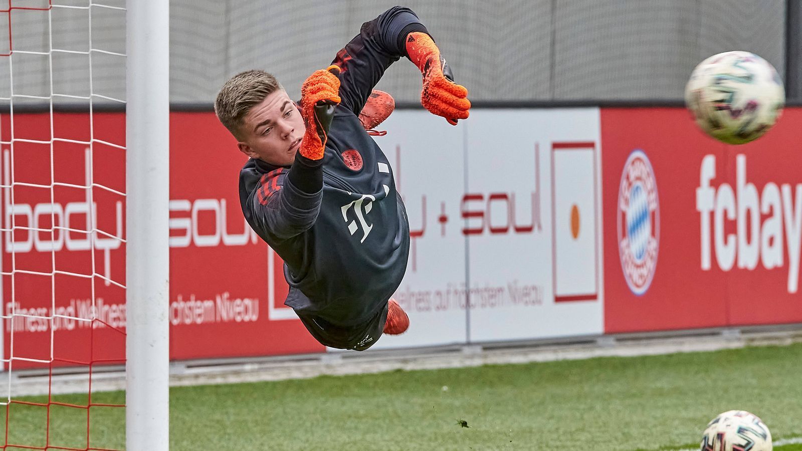 
                <strong>Benjamin Ballis</strong><br>
                Mit Benjamin Ballis haben die Bayern zudem auch noch den aktuellen U18-Nationalkeeper Deutschlands in ihren Reihen. Der erst 17-Jährige, der vor seinem Wechsel nach München beim FC Augsburg ausgebildet wurde, kam in der laufenden Spielzeit (wie auch Hülsmann) schon in der U19-Bundesliga, der UEFA Youth League sowie der Regionalliga zum Einsatz.
              