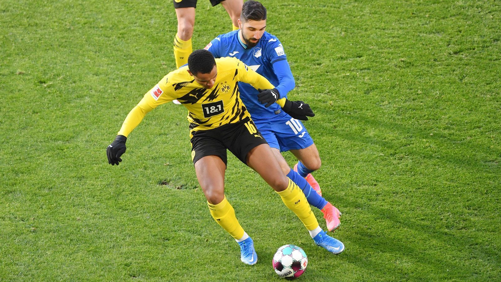 
                <strong>Manuel Akanji</strong><br>
                Zunächst kaum gefordert, dann mit einem groben Schnitzer gegen Ilhas Bebou, den der Schweizer aber postwendend wieder ausbügelt. Beim 1:1-Ausgleich rückt er aus dem Zentrum raus und eröffnet Hoffenheim die Chance zum Tor. Beim Ecken-Gegentor sieht der Schweizer nicht gut aus, weil auch er Bebou nicht im Blick hat. ran-Note: 5
              