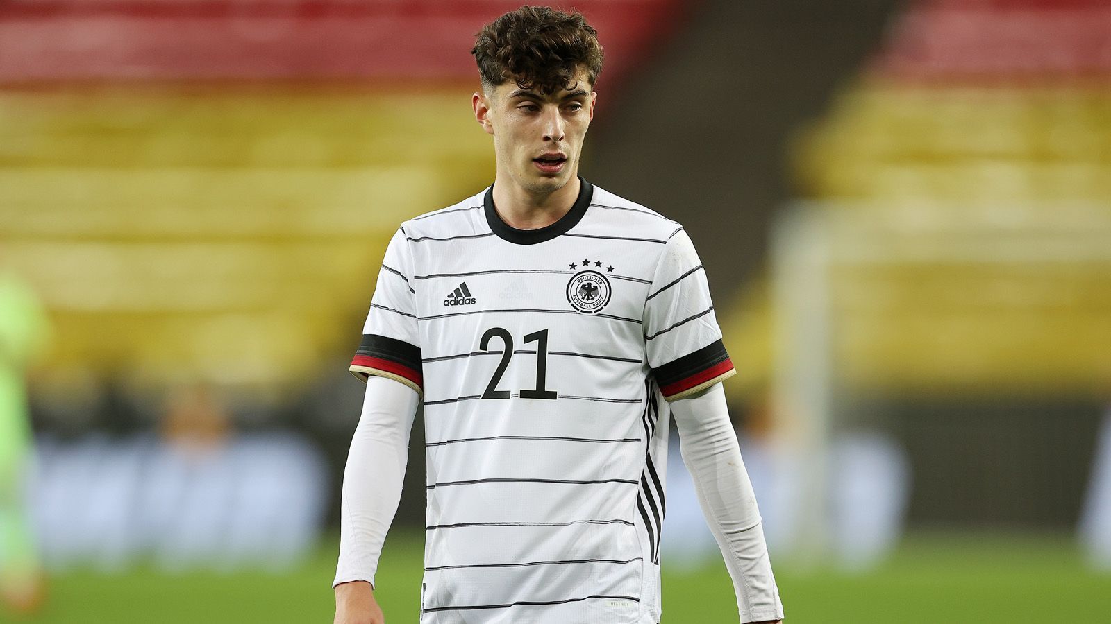 
                <strong>Mittelfeld: Kai Havertz</strong><br>
                Eigentlich ist Kai Havertz auf dem Flügel nicht so gut aufgehoben wie in die Mittelfeldzentrale. Aber im 4-2-3-1-Spielsystem bleibt dem Bundestrainer keine andere Wahl, als den Chelsea-Neuzugang auf der rechten Seite aufzubieten. Immerhin ist er die Rolle ja auch schon aus dem Verein oder früher bei Leverkusen gewohnt. Auch da musste er häufig auf den ungeliebten Flügel ausweichen.
              