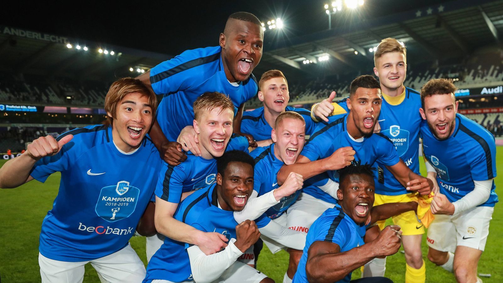 
                <strong>Pro League (Belgien): KRC Genk</strong><br>
                Der KRC Genk ist zum vierten Mal in der Vereinshistorie belgischer Meister. Ein 1:1 beim RSC Anderlecht genügte dem Team von Trainer Philippe Clement, um schon am vorletzten Spieltag den Titel perfekt zu machen. Schützenhilfe gab es von Standard Lüttich, die mit 2:0 gegen Titelverteidiger Brügge gewinnen konnten. 
              
