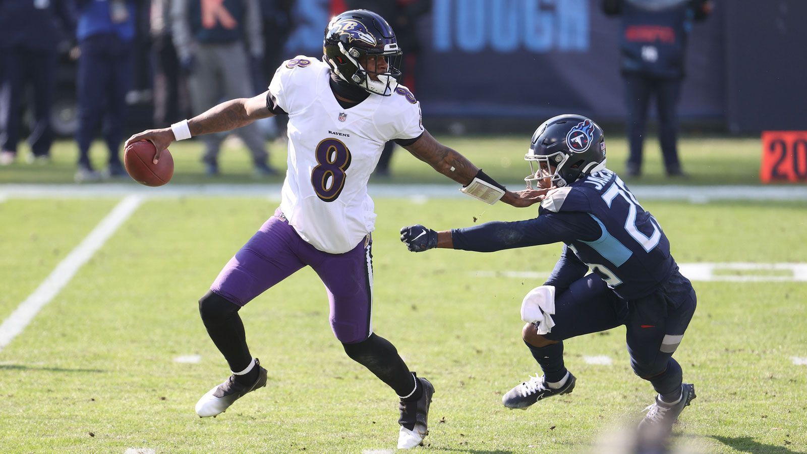 
                <strong>Baltimore Ravens: Offense</strong><br>
                Die Baltimore Ravens dürften sich in der Offense vor allem nach einem neuen Receiver umschauen, nachdem beim Team um Quarterback Lamar Jackson in der vergangenen Saison nahezu alles auf das Laufspiel ausgerichtet war. Zwar wurde bereits Sammy Watkins nach Baltimore gelotst, doch ein zusätzlicher Passempfänger dürfte dem Team gut zu Gesicht stehen. Zudem verließen in Center Matt Skura und Offensive Tackle Orlando Brown, der zu den Kansas City Chiefs getradet wurde, zwei Hauptbestandteile der Offensive Line des Teams von Head Coach John Harbaugh - auch an dieser Stelle sollte nachgebessert werden.
              
