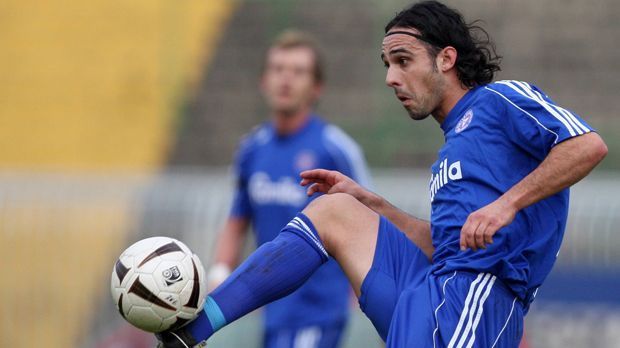 
                <strong>Aleksander Nouri</strong><br>
                Und der heutige Werder-Trainer? Alexander Nouri war im September 2010 noch selbst aktiv. Der ehemalige Mittelfeldspieler kickte beim VfB Oldenburg in der Oberliga Niedersachsen unter Trainer Joe Zinnbauer. Nach dem Ende seiner Spielerkarriere 2012 war Nouri bis 2014 Trainer der Oldenburger, bevor er als Co-Trainer unter Viktor Skripnik zur zweiten Mannschaft von Werder Bremen wechselte. Seit Oktober 2016 ist Nouri Cheftrainer der Werderaner.
              