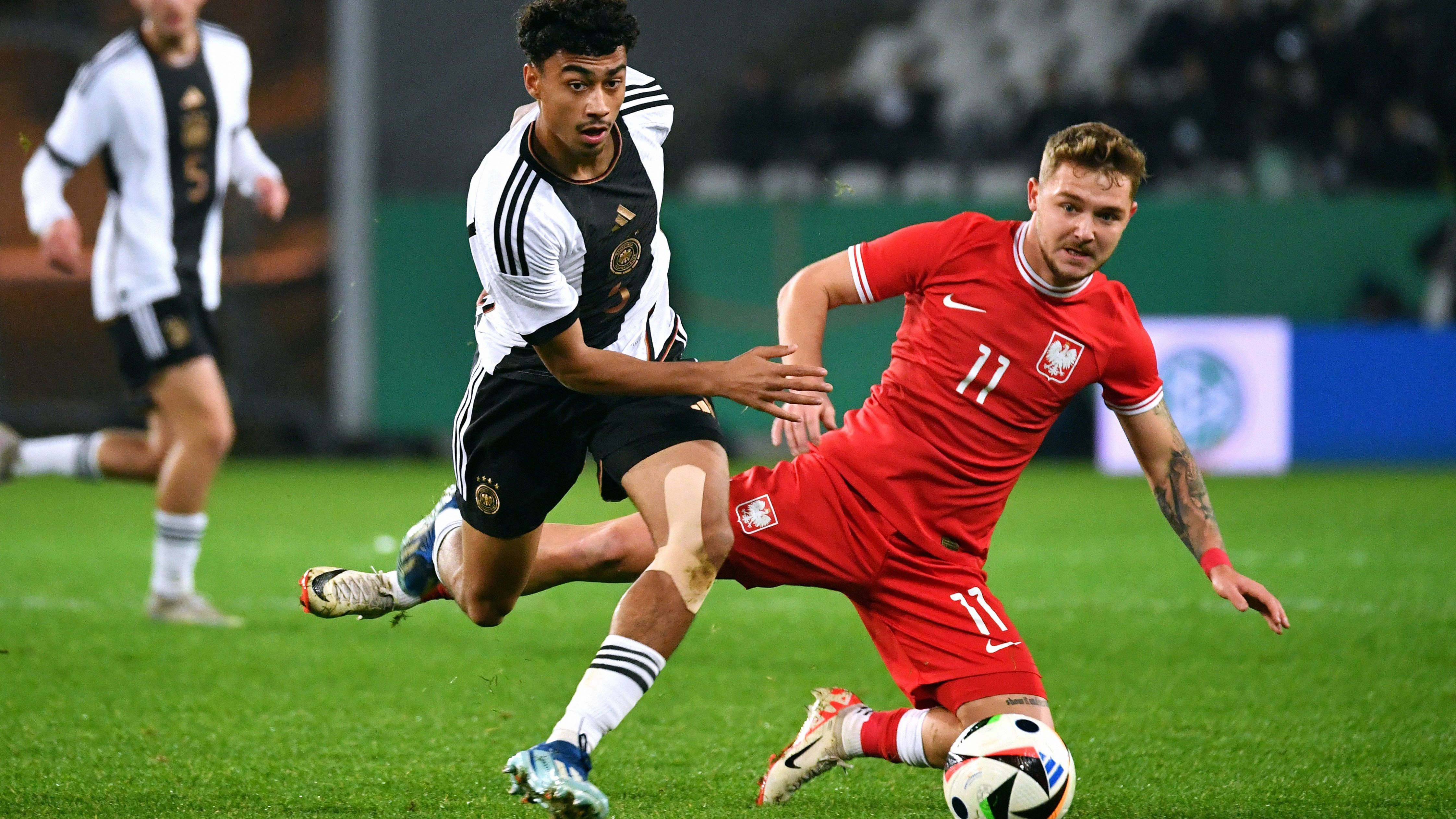 <strong>Nathaniel Brown<br></strong>Polen kommt auf seiner Seite immer mal wieder durch. Vor allem im zweiten Durchgang ist Brown mit einigen Angriffen der Gäste überfordert. Legt dafür aber das 2:1 in der 79. Minute auf – unklar, ob gewollt oder nicht, aber sein scharfes Zuspiel findet Woltemade. Am Ende nochmal mit guten Läufen nach vorn.&nbsp;<strong><em>ran</em></strong><strong>-Note: 3</strong>