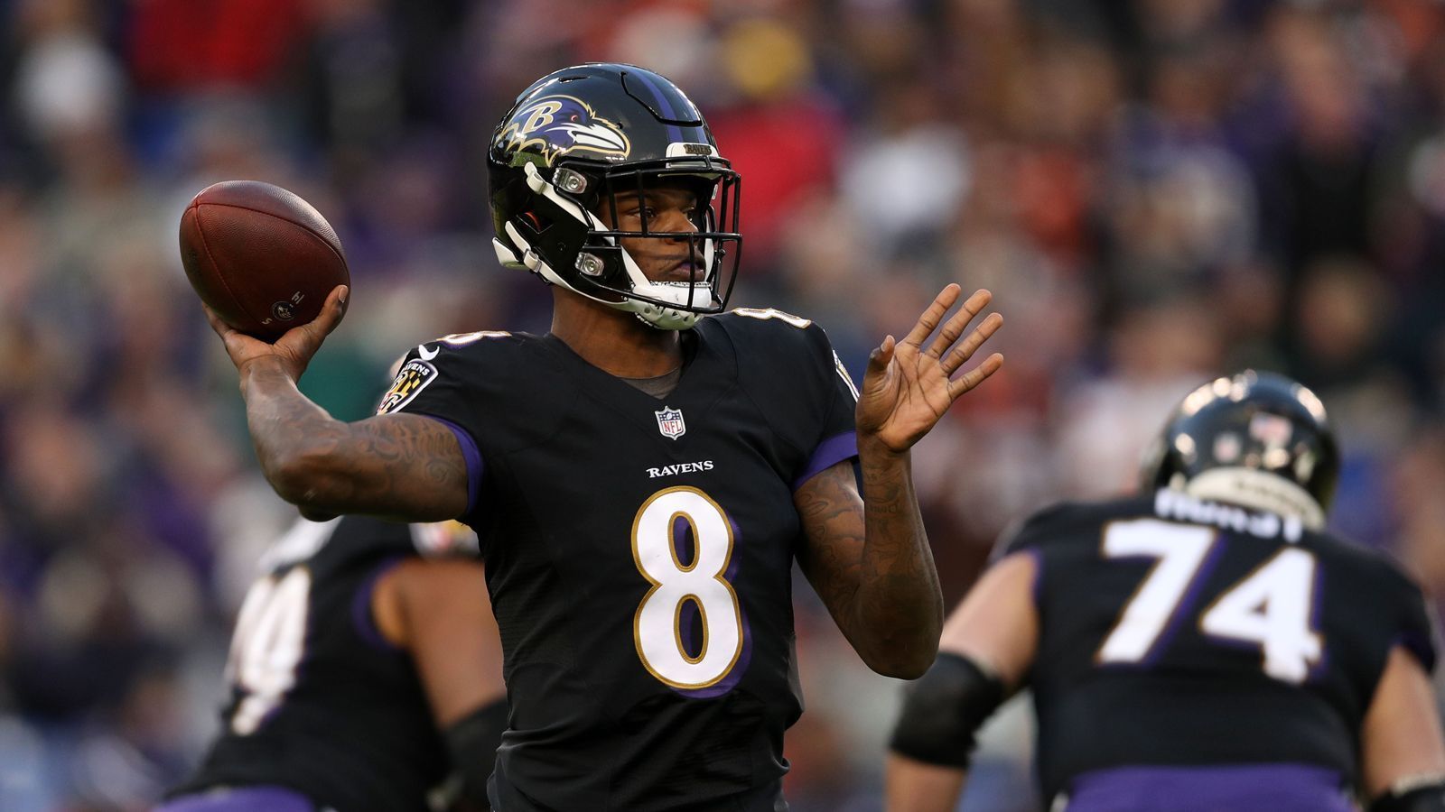 
                <strong>Wild Card Round: Lamar Jackson jüngster Starting-Quarterback in den Playoffs</strong><br>
                21 Jahre und 364 Tage - so "alt" ist Lamar Jackson, wenn er in der Wild Card Round mit den Baltimore Ravens die Los Angeles Chargers empfängt. Damit trägt sich der Rookie-Quarterback der Ravens in die Geschichtsbücher ein. Jackson wird damit der jüngste Starting-Quarterback der Playoff-Historie.
              