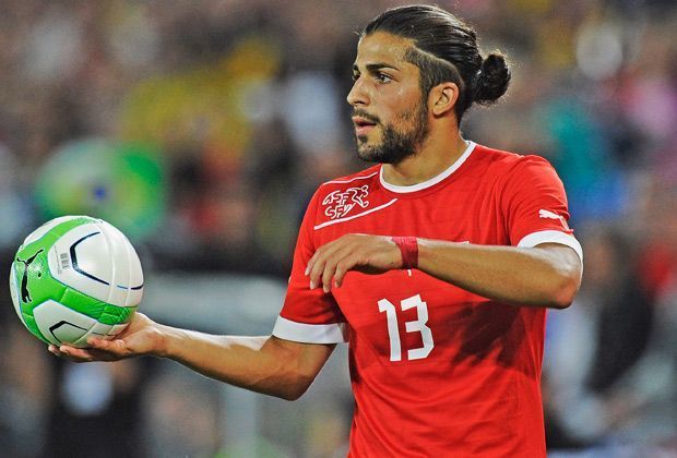 
                <strong>Im Fokus: Ricardo Rodriguez</strong><br>
                Der Schweizer Linksverteidiger spielt eine überragende Saison beim VfL Wolfsburg. Real Madrid und der FC Chelsea wollen den 21-Jährigen gerne unter Vertrag nehmen. Die WM gibt ihm die perfekte Bühne, seine Bundesliga-Leistungen zu bestätigen.
              