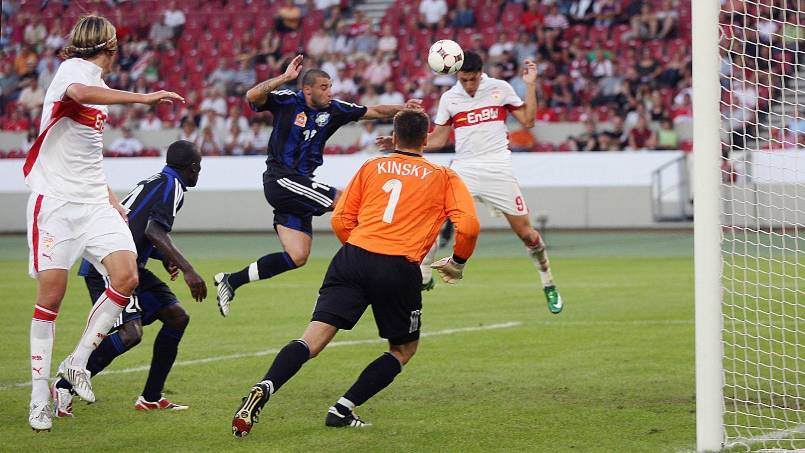 
                <strong>UEFA Intertoto Cup</strong><br>
                Der Intertoto Cup, kurz UI-Cup, wurde zwischen 1967 und 2008 ausgetragen und war für Teams als Hintertürchen gedacht, die sich nicht direkt über die nationale Meisterschaft für den UEFA Cup qualifizieren konnten. Für den UI-Cup waren jene Teams startberechtigt, die in der nationalen Meisterschaft direkt hinter den direkten UEFA-Cup-Qualifikationsrängen lagen. Recht kurios ist die Geschichte hinter der Einführung des Intertoto Cups. Der Wettbewerb wurde unter anderem ins Leben gerufen, um in der Sommerzeit Spiele für die nationalen Toto-Gesellschaften anbieten zu können. Der VfB Stuttgart konnte sich über das Hintertrüchen UI-Cup drei Mal ein Ticket für den UEFA Cup sichern, zuletzt im Jahr 2008, bei der letzten Auflage des Wettbewerbs.
              