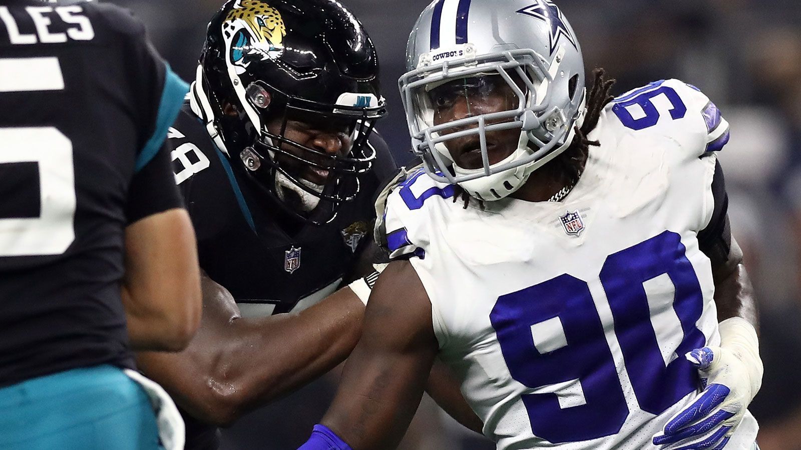 
                <strong>DeMarcus Lawrence: Möglicher Free Agent</strong><br>
                Seine 25 Sacks in den zwei vergangenen Saisons sind bei den Cowboys einsame Spitze und insgesamt der vierthöchste Wert der NFL. Vor einem Jahr waren 19 Millionen Dollar jährlich für Defensive Ends der Spitzenklasse fällig. Inzwischen verdient Aaron Donald bei den Rams 22,5 Millionen Dollar jährlich. Sphären, die inzwischen auch Lawrence für sich beanspruchen könnte. So ist es für Dallas wohl die günstigste Option, Lawrence wieder via Franchise Tag für ein Jahr zu binden – dann für ca. 20,5 Millionen Dollar.
              