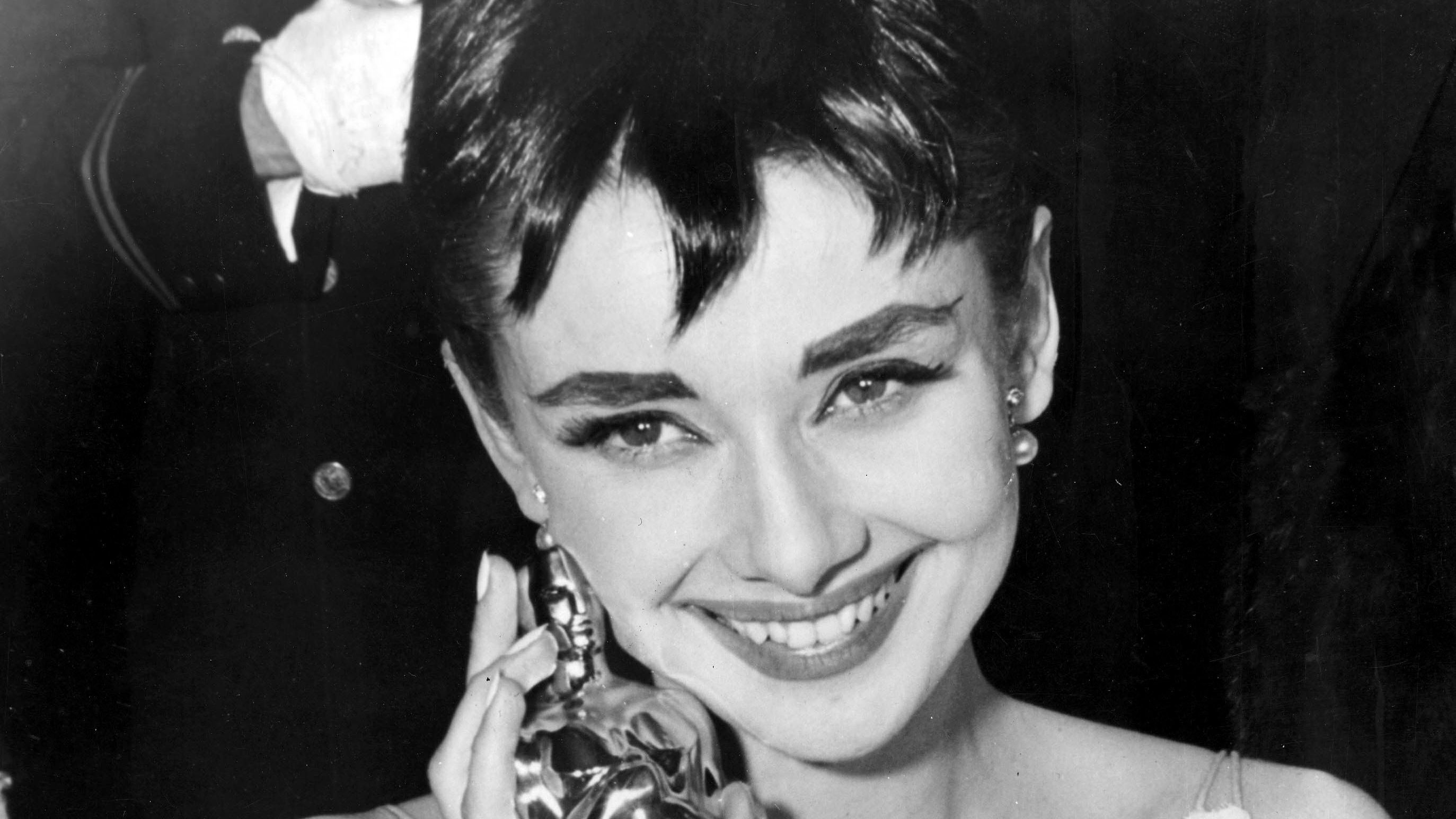 1954 gewinnt Audrey Hepburn einen Oscar - und begeistert mit kurzen Haaren und Statementbrauen