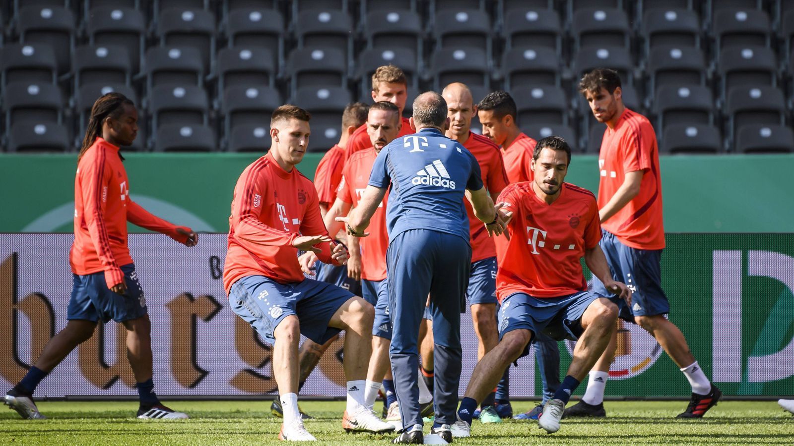 
                <strong>FC Bayern München</strong><br>
                Trainingsauftakt: 8. Juli 2019Trainingslager: 15. Juli - 24. Juli USA-Reise, ab 5. August in Rottach-EgernTestspiele: 18. Juli gegen FC Arsenal 21. Juli gegen Real Madrid24. Juli gegen AC Mailand30. Juli gegen Fenerbahce Istanbul31. Juli gegen Real Madrid oder Tottenham HotspurPflichtspiel: 3. August Supercup gegen Borussia Dortmund
              