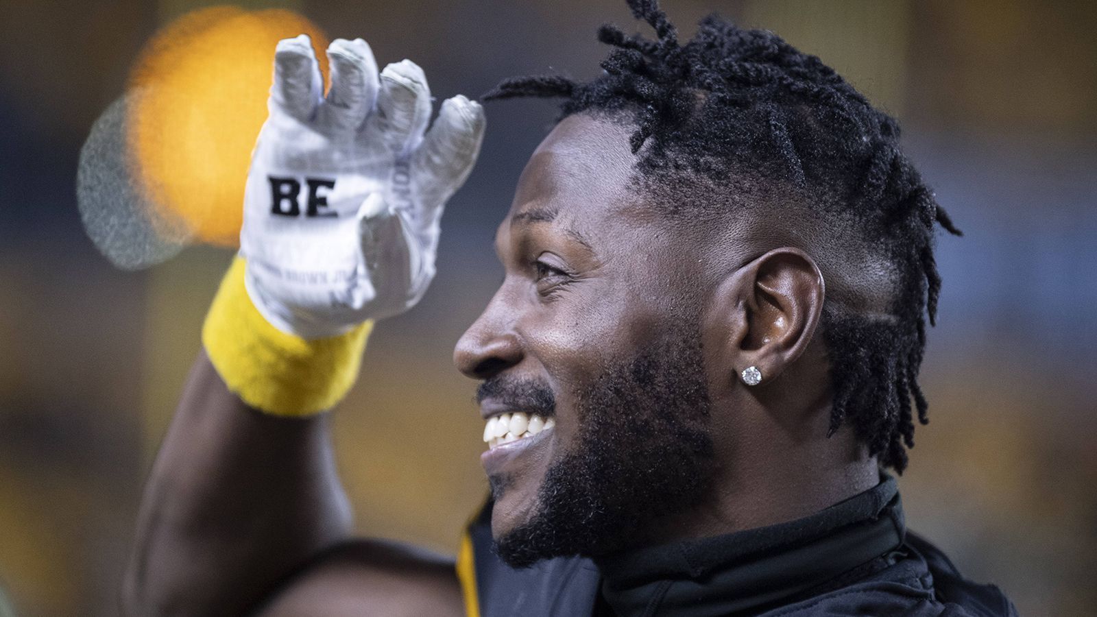 
                <strong>Antonio Brown beendet seine NFL-Karriere via Twitter</strong><br>
                Antonio Brown hat sein Karriereende verkündet. Der 32 Jahre alt Star-Receiver schrieb zumindest auf Twitter vielsagend: "Ist es an der Zeit zu gehen? Ich habe bis zu diesem Punkt alles für dieses Spiel getan. Das Risiko ist größer als die Belohnung." Zehn Jahre in der NFL mit über 11.000 Reiceiving Yards liegen hinter Brown, der zuletzt eher wegen Streitigkeiten um seinen Helm mit der NFL und seinem kurzen Intermezzo bei den New England Patriots für Aufsehen sorgte. Auf seinem Twitter-Account schreibt er weiter: "Vielen Dank an alle, die an dieser Reise teilgenommen haben. Das Leben geht weiter 84! Ich kam, ich sah, ich eroberte. Mission erfüllt. Ruft Gott an!" Wie kam es zu dieser Entscheidung? Ist das wirklich das Ende von Brown in der NFL? ran.de hat die Antworten. 
              