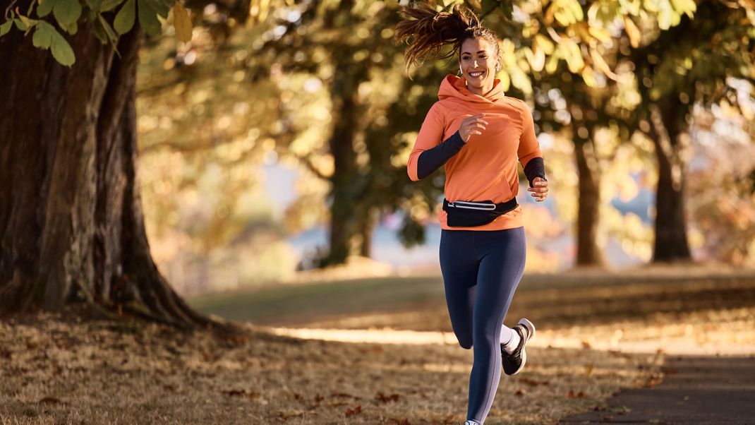 Ausdauertraining verbessert deine Fitness und kann beim Abnehmen helfen. Wir erklären, worauf du achten musst, um Gewicht zu verlieren.