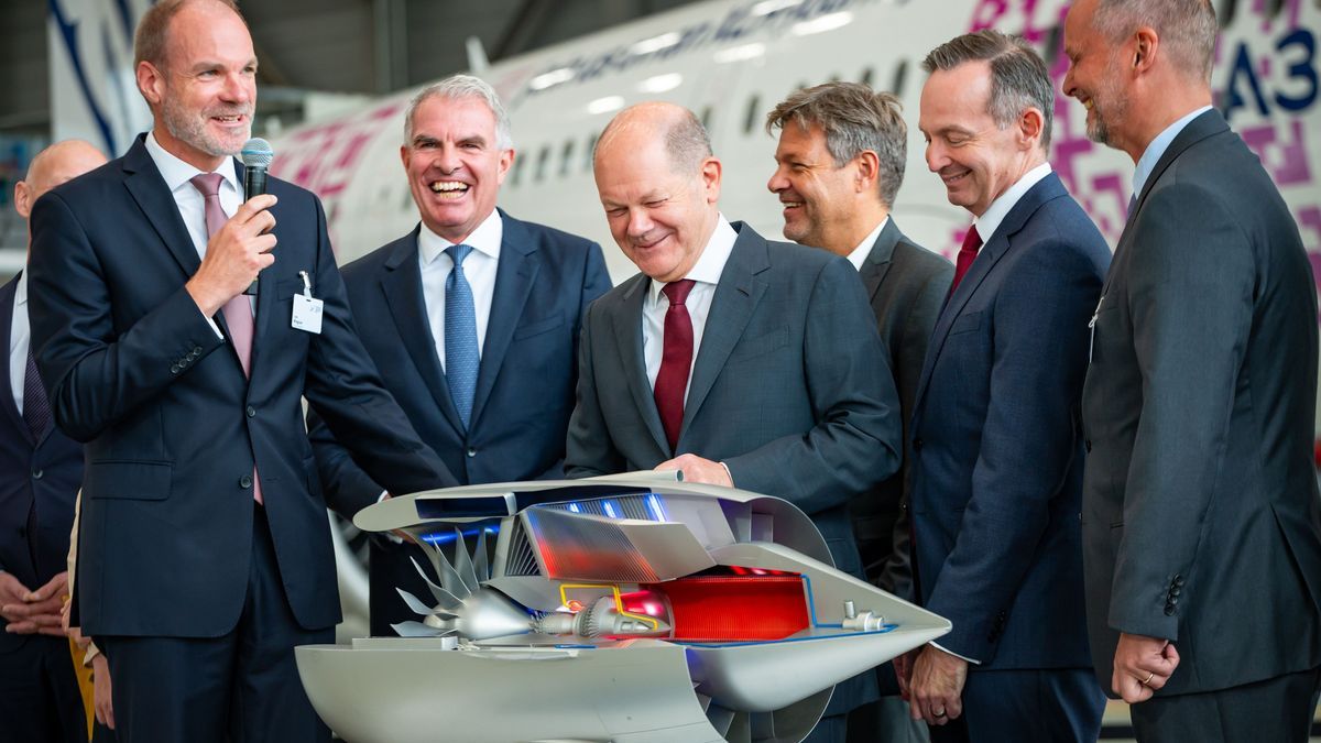 Kanzler Scholz, Wirtschaftsminister Habeck und Verkehrsminister Wissing mit Branchenvertretern auf der Nationalen Luftfahrtkonferenz in Hamburg