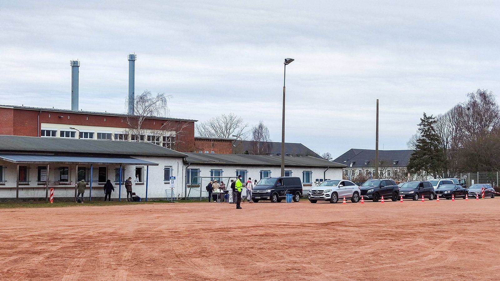 
                <strong>Mobile Teststationen rund um das Stadion</strong><br>
                Hierzu wurden unter anderem rund um das Stadion mobile Teststationen aufgebaut. Erst nach dem Test durften die Fans das Stadion-Gelände befahren. Unter allen Getesteten gab es übrigens kein einziges positives Ergebnis.
              