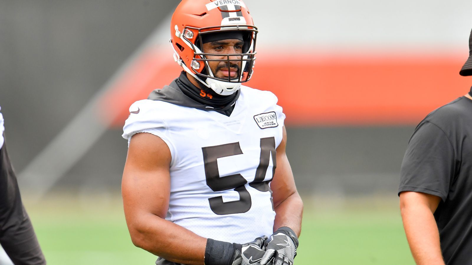 
                <strong>Cleveland Browns: Olivier Vernon (Defense)</strong><br>
                Mit Myles Garrett und Olivier Vernon haben die Browns auf dem Papier ein extrem gefährliches Pass-Rusher-Duo. Das Problem? Vernon kämpft seit 2017 konstant mit Verletzungen und verpasste seitdem 15 Spiele. Bleibt Vernon gesund, kann er als zweite Option dank Garrett seine Freiheiten nutzen.
              