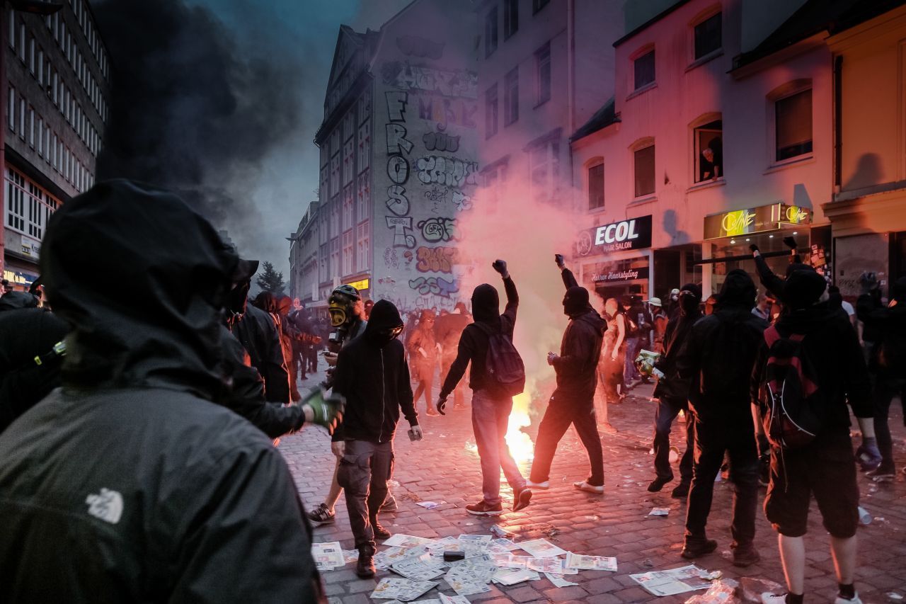 Während des G20-Gipfels 2017 in Hamburg kam es zu Auseinandersetzungen zwischen Polizei und linken Demonstranten. Es gab 476 Verletzte. 186 Personen wurden festgenommen. 