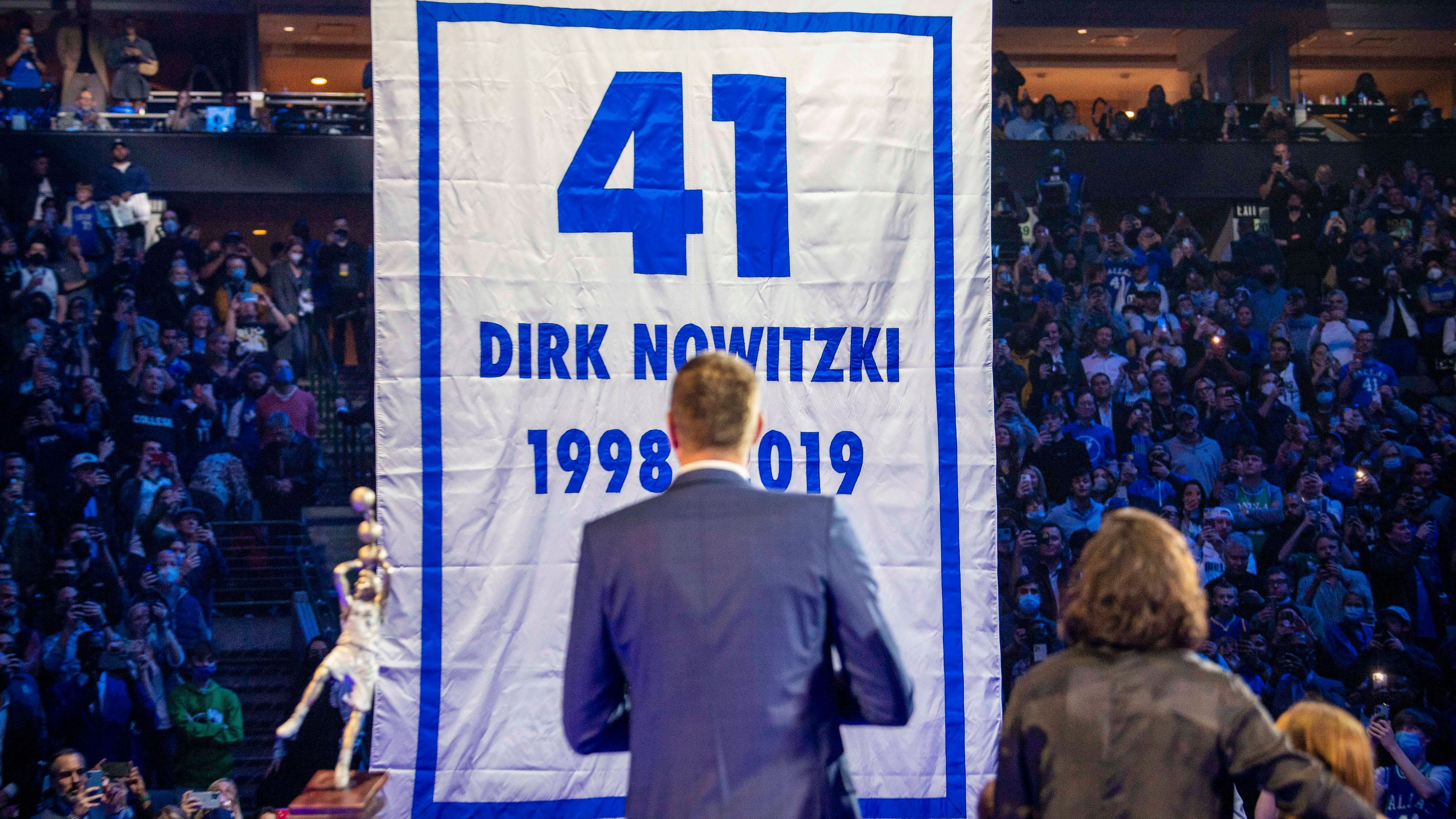 <strong>Dallas Mavericks</strong><br>Derek Harper (12)<br>Brad Davis (15)<br>Rolando Blackman (22)<br>Dirk Nowitzki (Foto, 41)