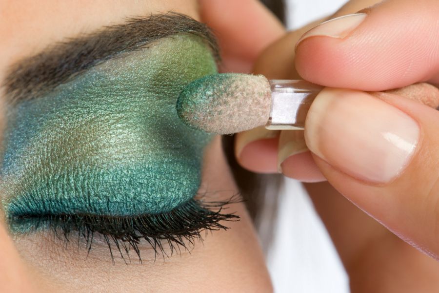 Make-up-Trendfarbe Smaragdgrün: Schillernd und geheimnisvoll auf Gesicht und Nägeln 