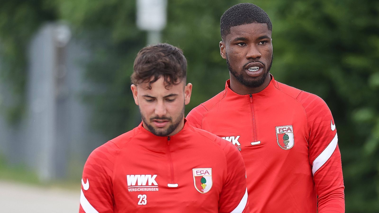 
                <strong>FC Augsburg: Sieben Eigengewächse</strong><br>
                Eigengewächse im Kader: Marco Richter (li.), Kevin Danso (re.), Raphael Framberger, Tim Civeja, Jozo Stanic, Maurice Malone und Lasse Günther - Bundesliga-Einsätze der Eigengewächse für ihren Klub insgesamt: 200
              