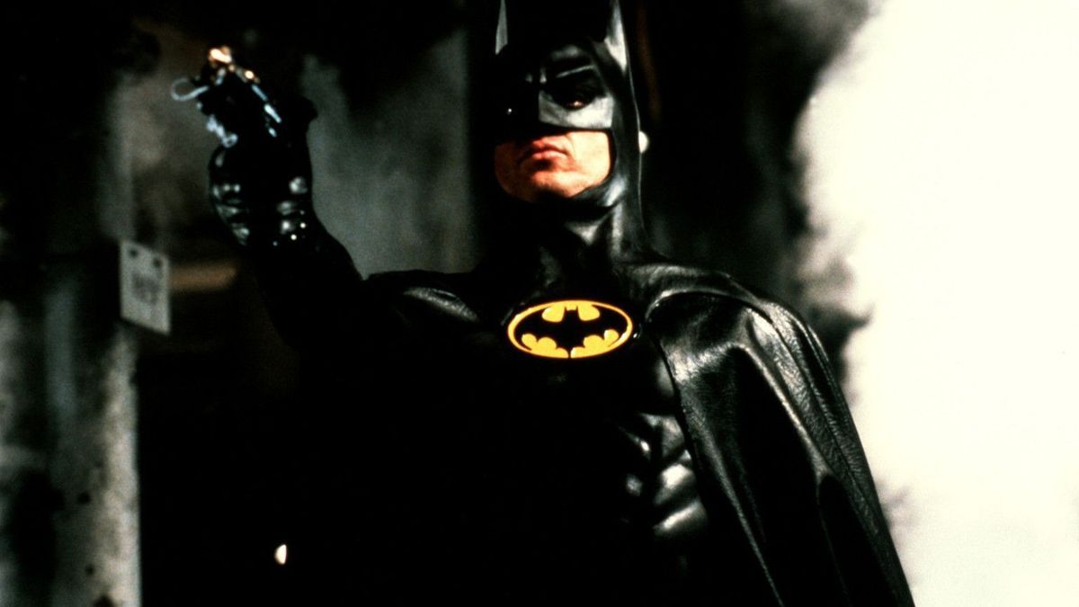 Als Batman, ein fledermausähnliches Phantom, bewacht Millionär Bruce Wayne (Michael Keaton) die Straßen von Gotham City, in denen das Verbrechen regiert.