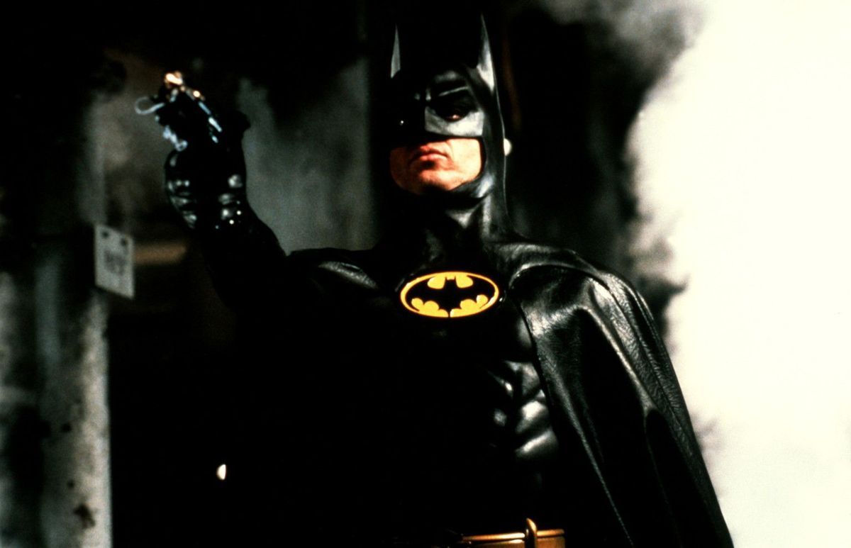 Als Batman, ein fledermausähnliches Phantom, bewacht Millionär Bruce Wayne (Michael Keaton) die Straßen von Gotham City, in denen das Verbrechen regiert.
