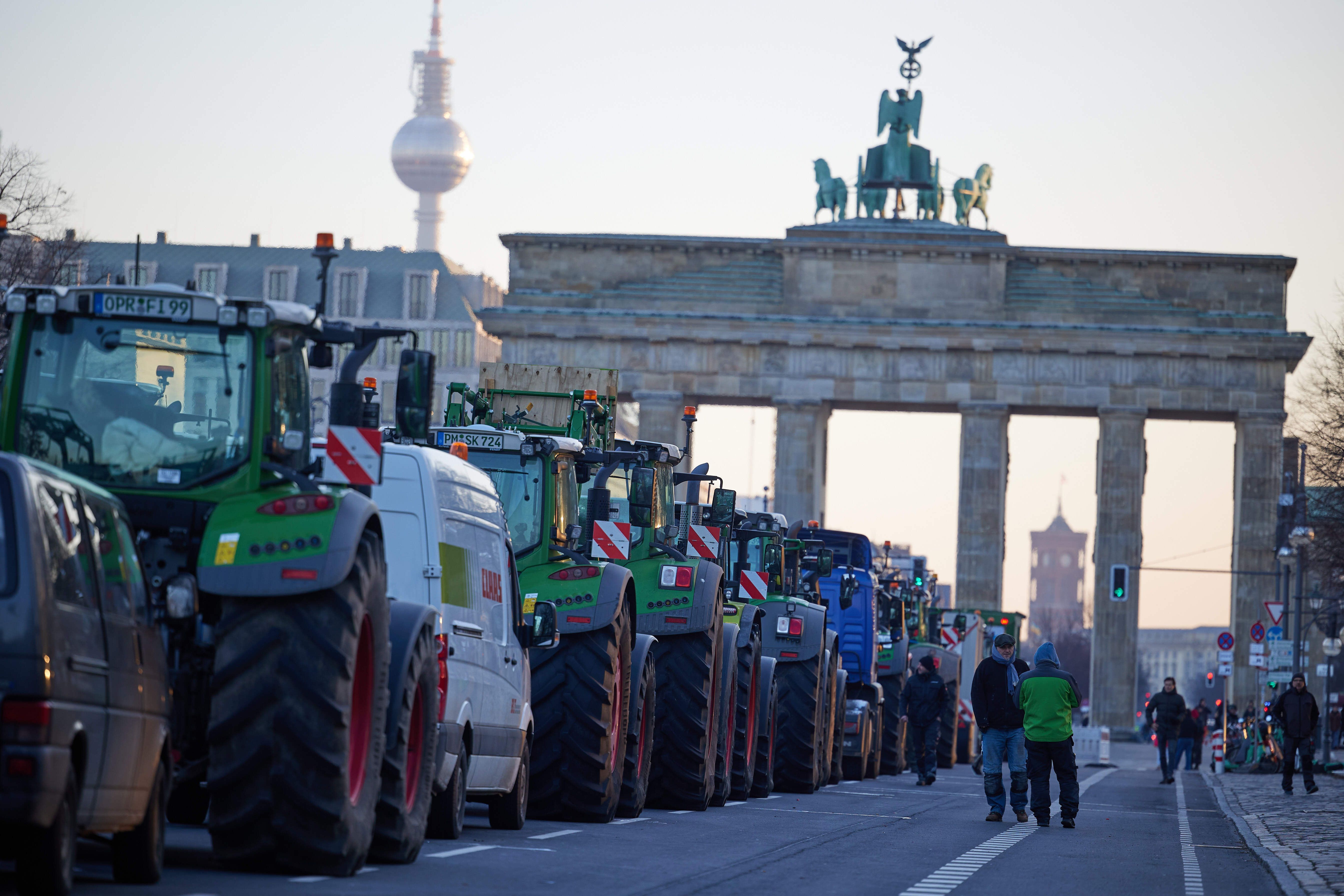 Zahlreiche Traktoren versammelten sich vor dem Brandenburger Tor. Die bundesweiten Sternfahrten und Straßensperren sollen am 15. Januar in einer Großdemonstration in der Hauptstadt gipfeln.