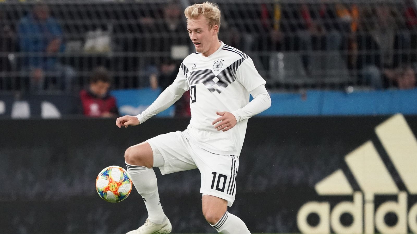 
                <strong>Julian Brandt</strong><br>
                Am Anfang glänzend im Zusammenspiel mit Havertz und Gnabry. Baut im weiteren Spielverlauf aber zunehmend ab und wird in der 66. Minute ausgewechselt. ran-Note: 3
              