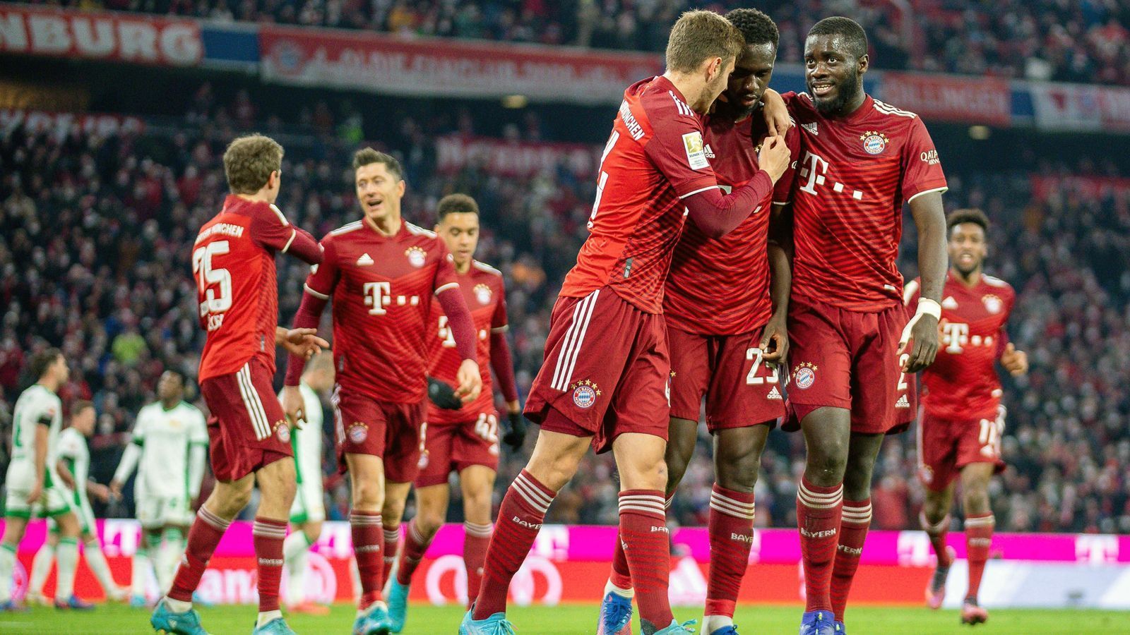 
                <strong>Bayern gewinnen zu hoch</strong><br>
                Der FC Bayern besiegt Union Berlin deutlich mit 4:0. Betrachtet man den Spielverlauf, fällt der Erfolg gefühlt zu hoch aus. Denn Union leistete vor allem in der ersten Halbzeit starken Widerstand. Und die Münchner offenbarten erneut Schwächen in der Defensive. Die Bayern-Stars in der Einzelkritik.
              