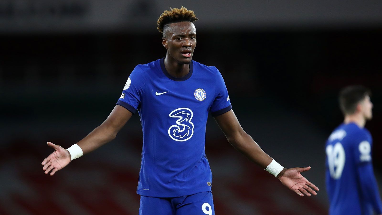 
                <strong>Tammy Abraham</strong><br>
                Zu guter Letzt wäre da mit Tammy Abraham noch ein Eigengewächs. Der Mittelstürmer durfte sich bereits bei Swansea City und Aston Villa probieren, seit 2019 gehört er aber fest zum Kader des FC Chelsea. Allerdings kommt der sechsmalige englische Nationalspieler in dieser Saison nicht wie erhofft zum Zug, zuletzt warf ihn eine Sprunggelenksverletzung zurück. Auch bei Tuchel muss sich Abraham in der Stürmerhierarchie hinten anstellen. Geht es rein nach dem geschätzten Markwert, könnten die "Blues" mit seinem Transfer 36 Millionen Pfund (rund 41,5 Millionen Euro) einnehmen.
              