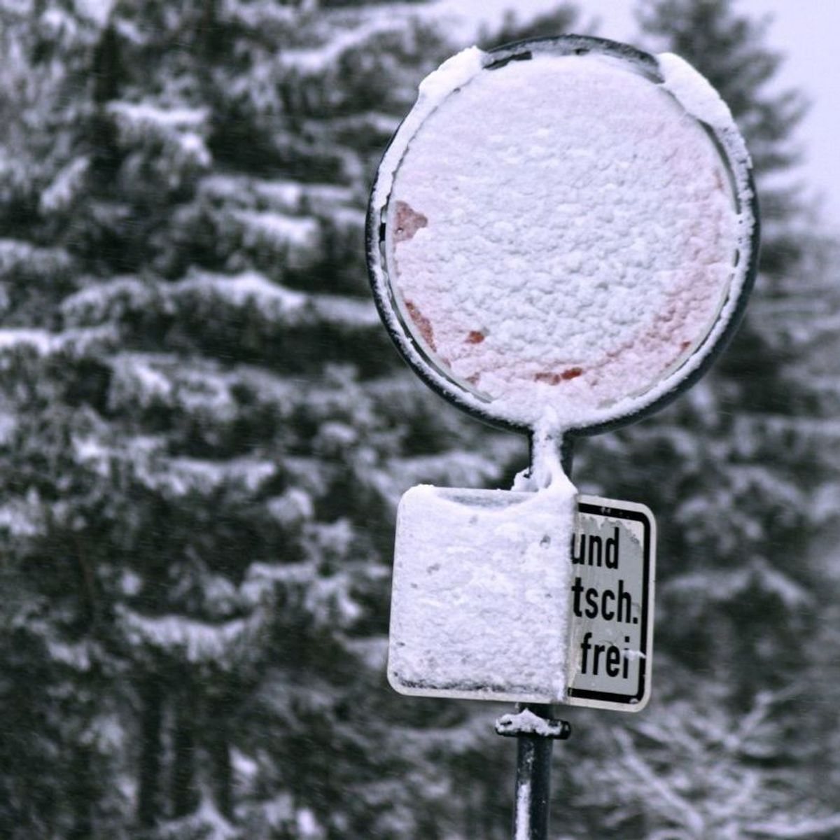 Schnee verdeckt Parkticket oder Parkscheibe: Was muss ich tun?