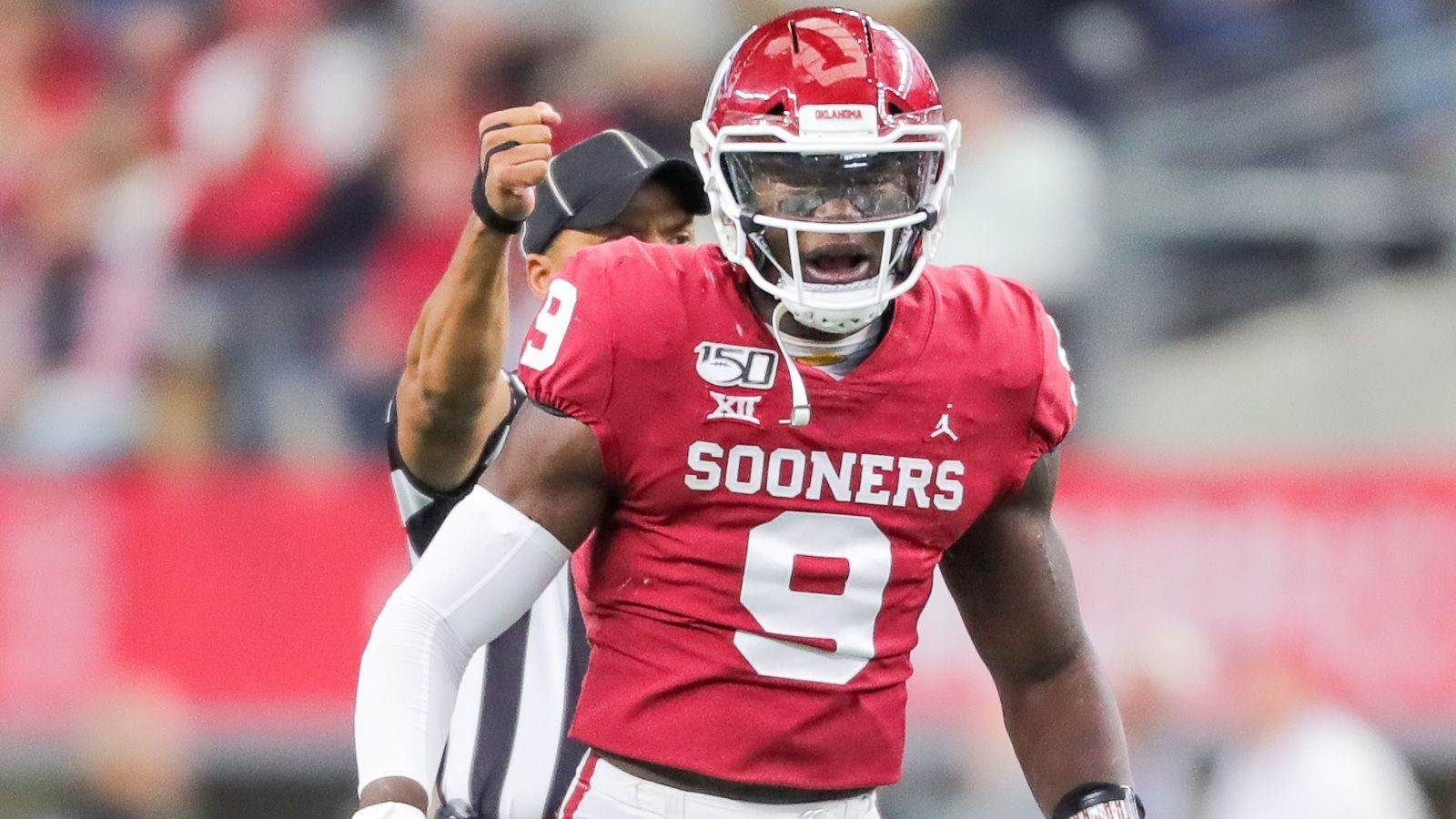 
                <strong>Oklahoma Sooners - Kenneth Murray (Linebacker)</strong><br>
                Der Linebacker befindet sich in seiner dritten Saison für die Oklahoma Sooners und soll auf dem Wunschzettel vieler NFL-Teams bereits ganz oben stehen. Der 21-Jährige hatte in dieser Saison 95 Tackles, 4 Sacks und 16 Tackles for Loss zu verbuchen. Der 1,88 Meter große und 106 Kilogramm schwere Defensivspieler wurde kürzlich in das First Team All-Big 12 gewählt. Er gilt als sehr athletisch und schnell.
              