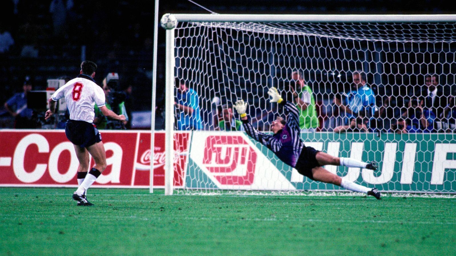 
                <strong>WM 1990 (Halbfinale): Deutschland - England 5:4 n.E.</strong><br>
                Im Sommer 1990 klappte es für Deutschland mit dem dritten WM-Titel nach 1954 und 1974. Bei der Endrunde in Italien musste die Mannschaft des damaligen Bundestrainers Franz Beckenbauer aber auch schwierige Momente überstehen, etwa das Elfmeterschießen im Halbfinale gegen England. Nach einem 1:1-Unentschieden nach 120 Minuten trafen in weiterer Folge die ersten drei Elfmeterschützen beider Teams vom Punkt aus. Danach scheiterte Stuart Pearce an Deutschlands Keeper Bodo Illgner, ehe Olaf Thon Deutschland erstmals im Elfmeterschießen in Führung brachte. Den anschließenden Elfmeter ballerte Chris Waddle knapp links über das Tor und sorgte somit für Deutschlands Final-Einzug gegen Argentinien. Im Endspiel war es dann ebenfalls ein verwandelter Strafstoß von Andreas Brehme, der das DFB-Team jubeln ließ.
              