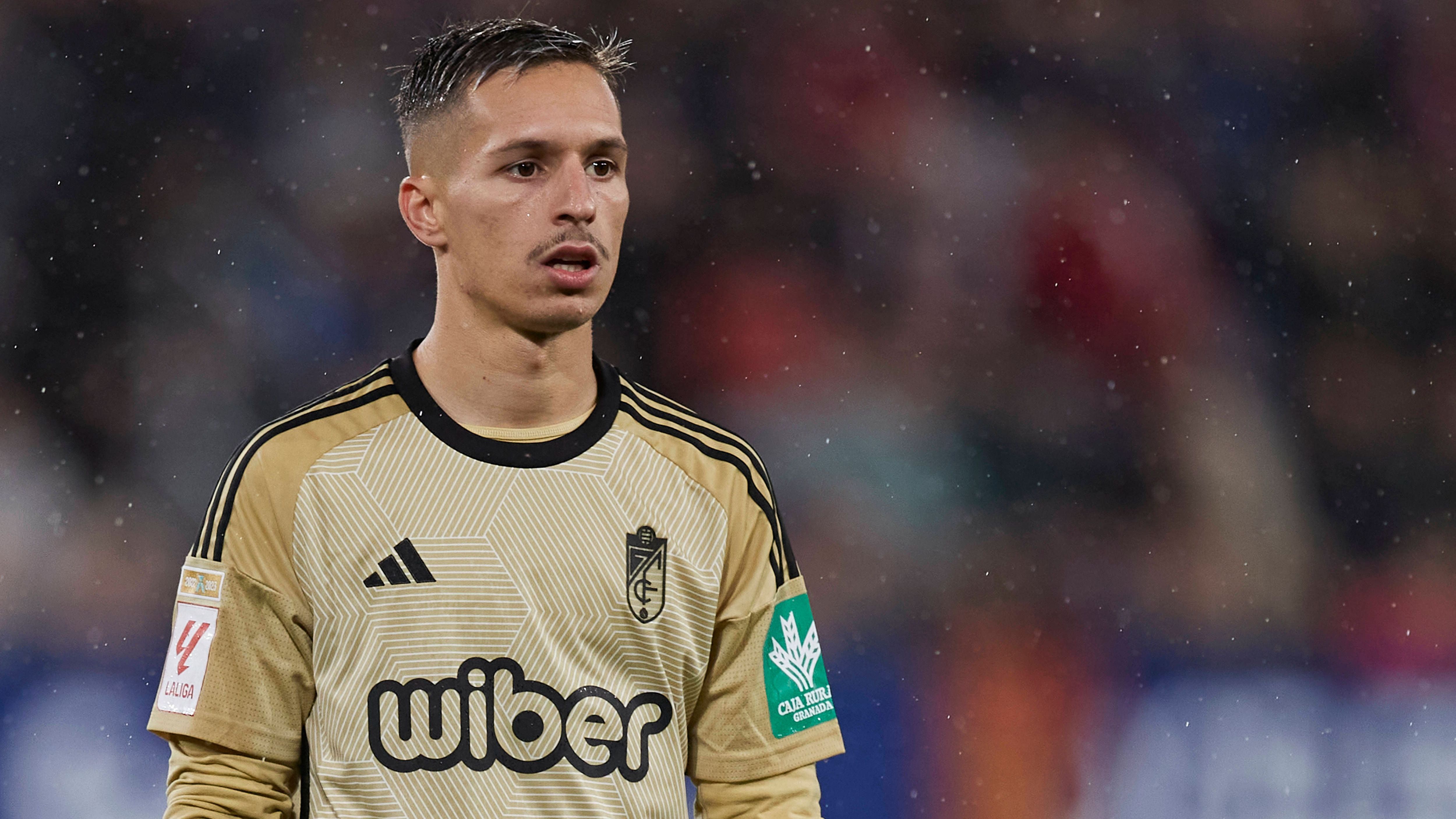 <strong>Bryan Zaragoza (FC Granada)</strong><br>Der FC Bayern steht offenbar kurz davor, den Spanier für die kommende Saison zu verpflichten. Nach übereinstimmenden Medienberichten hat es bereits konkrete Verhandlungen über den Transfer gegeben. Mit einem Abschluss des Deals ist demnach bald zu rechnen. Der 22 Jahre alte Flügelstürmer sei für eine festgeschriebene Ablöse von 15 Millionen Euro zu haben und erhalte einen Langzeitvertrag in München, berichtet "Sky".<br>- <a target="_blank" href="https://www.ran.de/sports/fussball/bundesliga/news/bryan-zaragoza-transfer-fc-bayern-muenchen-spanier-alter-position-marktwert-tore-340277">Bryan Zaragoza vor Transfer zum FC Bayern München: Wer ist der Spanier?</a>