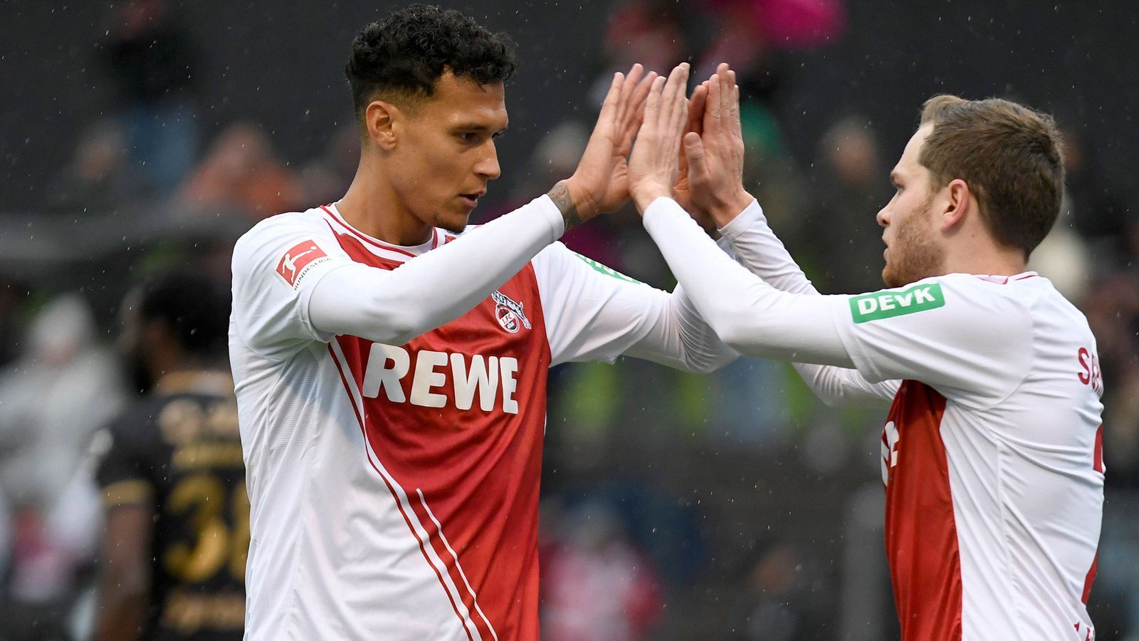 
                <strong>1. FC Köln </strong><br>
                Zugänge: - Davie Selke (Foto, Hertha BSC, ablösefrei)- Julian Roloff (Cavalry FC, Ablösesumme nicht bekannt)Abgänge: - Jonas Urbig (SSV Jahn Regensburg, Leihe)- Noah Katterbach (Hamburger SV, Leihe)- Ondrej Duda (Hellas Verona, Leihe)
              