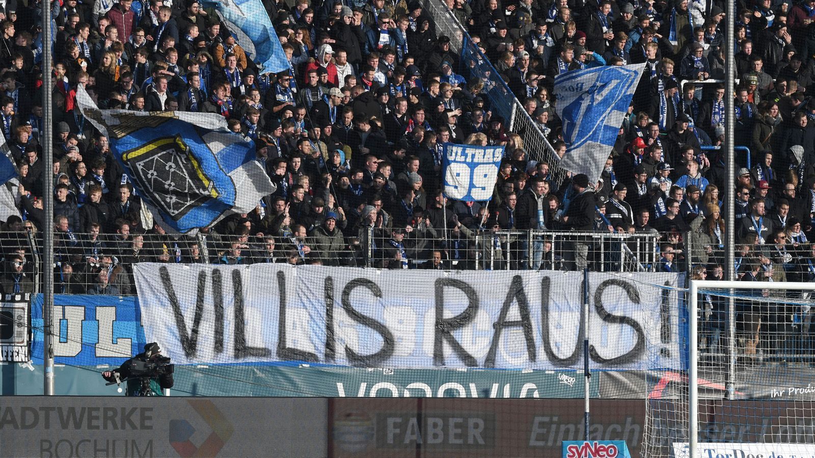 
                <strong>VfL Bochum</strong><br>
                Auf der Jahreshauptversammlung 2017 stimmten 80,19 Prozent der anwesenden Mitglieder für die Ausgliederung der Profifußballabteilung in eine GmbH & Co. KGaA. Diese ist bislang im vollen Besitz des Vereins. Dennoch gibt es Bestrebung - besonders von seiten des Vorstandsvorsitzender Hans-Peter Villis -, einen Investor zu integrieren. Den Fans ist die Idee des ehemaligen Vorstandsvorsitzenden der EnBW Energie Baden-Württemberg AG ein Dorn im Auge. 
              