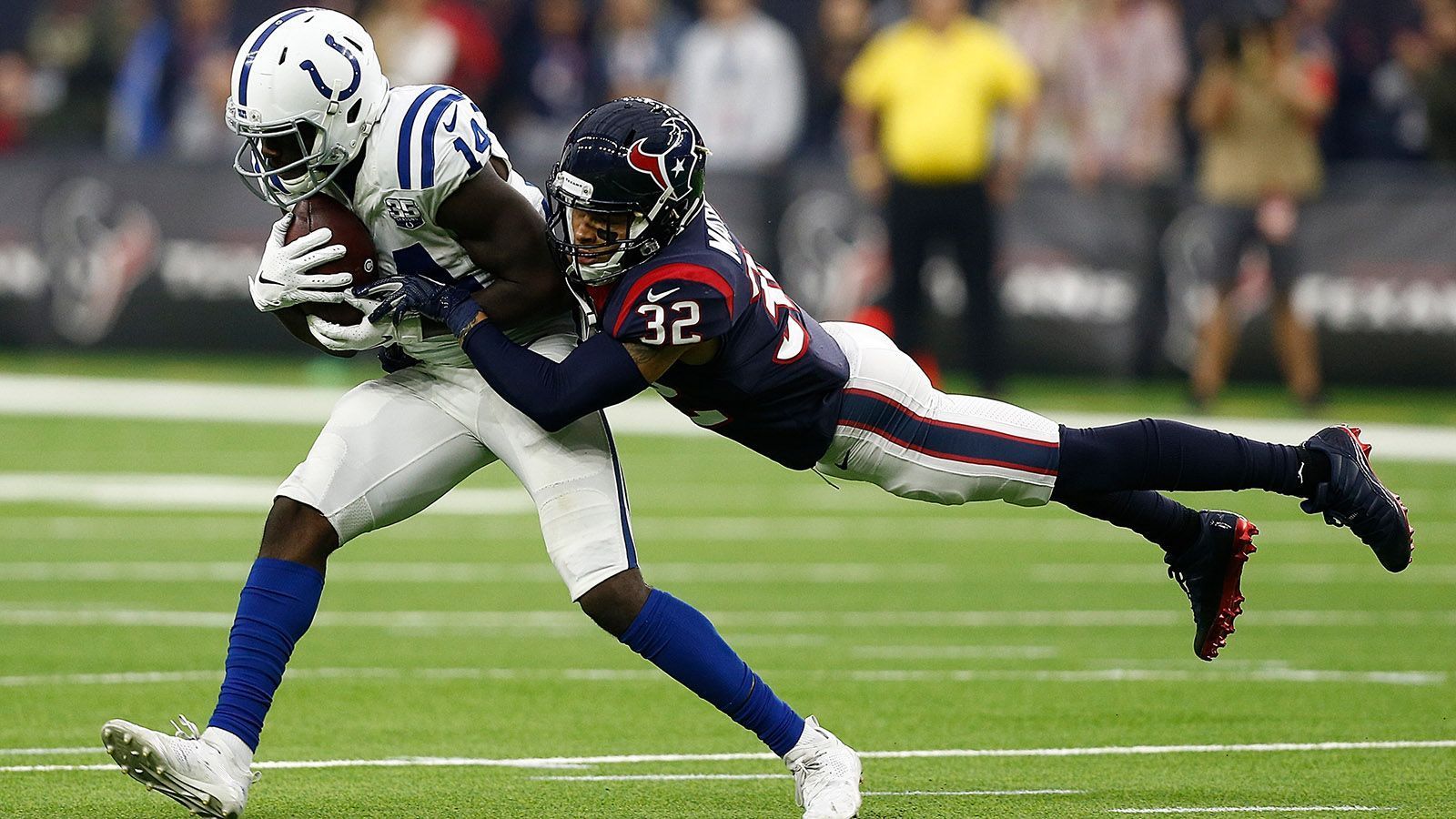 
                <strong>AFC Wild Card Round: #6 Colts at #3 Texans</strong><br>
                Andrew Luck hat die Colts (10-6) mit einem 33:17-Sieg über die Tennessee Titans am letzten Spieltag der Regular Season in die Playoffs geführt. Der Gegner in der Wild Card Round kommt aus Houston (11-5), die gegen die Jacksonville Jaguars zum Abschluss einen ungefährdeten 20:3-Erfolg feierten.Warum sind die Teams in den Playoffs?Die Texans, weil sie die AFC South gewonnen haben.Die Colts, weil sie zu den zwei stärksten AFC-Teams zählen, die nicht ihre Division gewonnen haben.
              