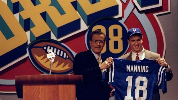 
                <strong>Quarterback: Peyton Manning</strong><br>
                Quarterback: 31 Mal. Seit 1936 findet der Großteil der Spieler ihren Weg vom College über den Draft in die NFL. Und am häufigsten wählen die Teams Quarterbacks aus. 31 Mal genau genommen. Allein in den vergangenen 20 Jahren sind es 13 Spielmacher. Dass die Wahl häufig die richtige ist, beweist Peyton Manning im Draftjahr 1997. Allerdings gibt es auch Gegenbeispiele wie 1999 Tim Couch.
              
