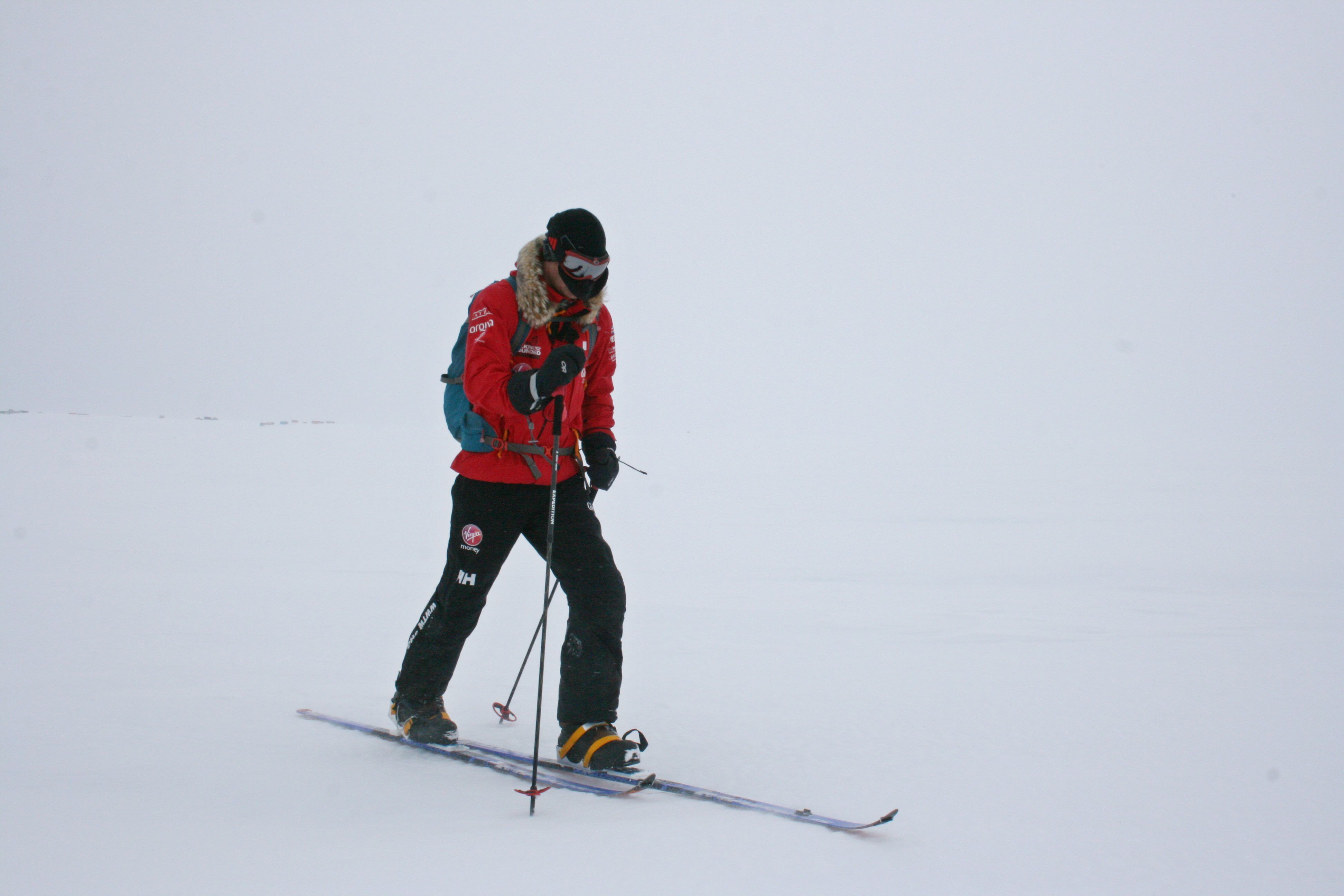 Man erkennt ihn nicht unter der Skibrille, aber das ist wirklich Prinz Harry! Beim Wettrennen für die Organisation Walking With The Wounded lief Prinz Harry auf Skiern zum Südpol, um Geld für den guten Zweck zu sammeln.