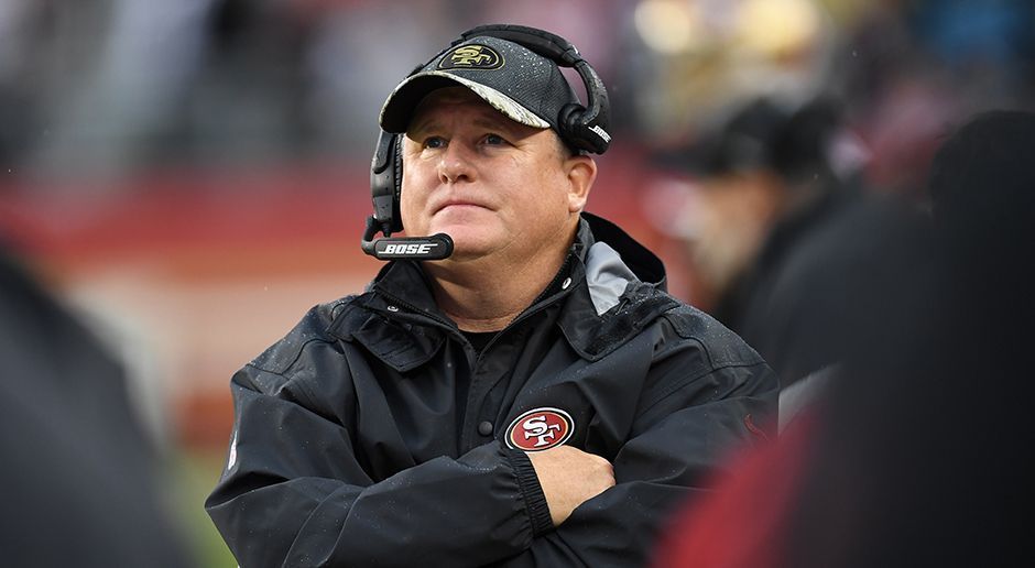 
                <strong>Chip Kelly - San Francisco 49ers</strong><br>
                Chip Kelly kann in seinem ersten Jahr bei den San Francisco 49ers noch nicht überzeugen. Lediglich einen Sieg durfte der Head Coach mit seinem Team bislang feiern. Immerhin: In den vergangenen Wochen zeigte sich seine Offense in Kombination mit Quarterback Colin Kaepernick stark verbessert. Dennoch gibt es immer wieder Gerüchte, dass der Trainer wieder auf die College-Ebene zurückkehren wird. So sollen unter anderem die Oregon Ducks Interesse an Kelly angemeldet haben.
              