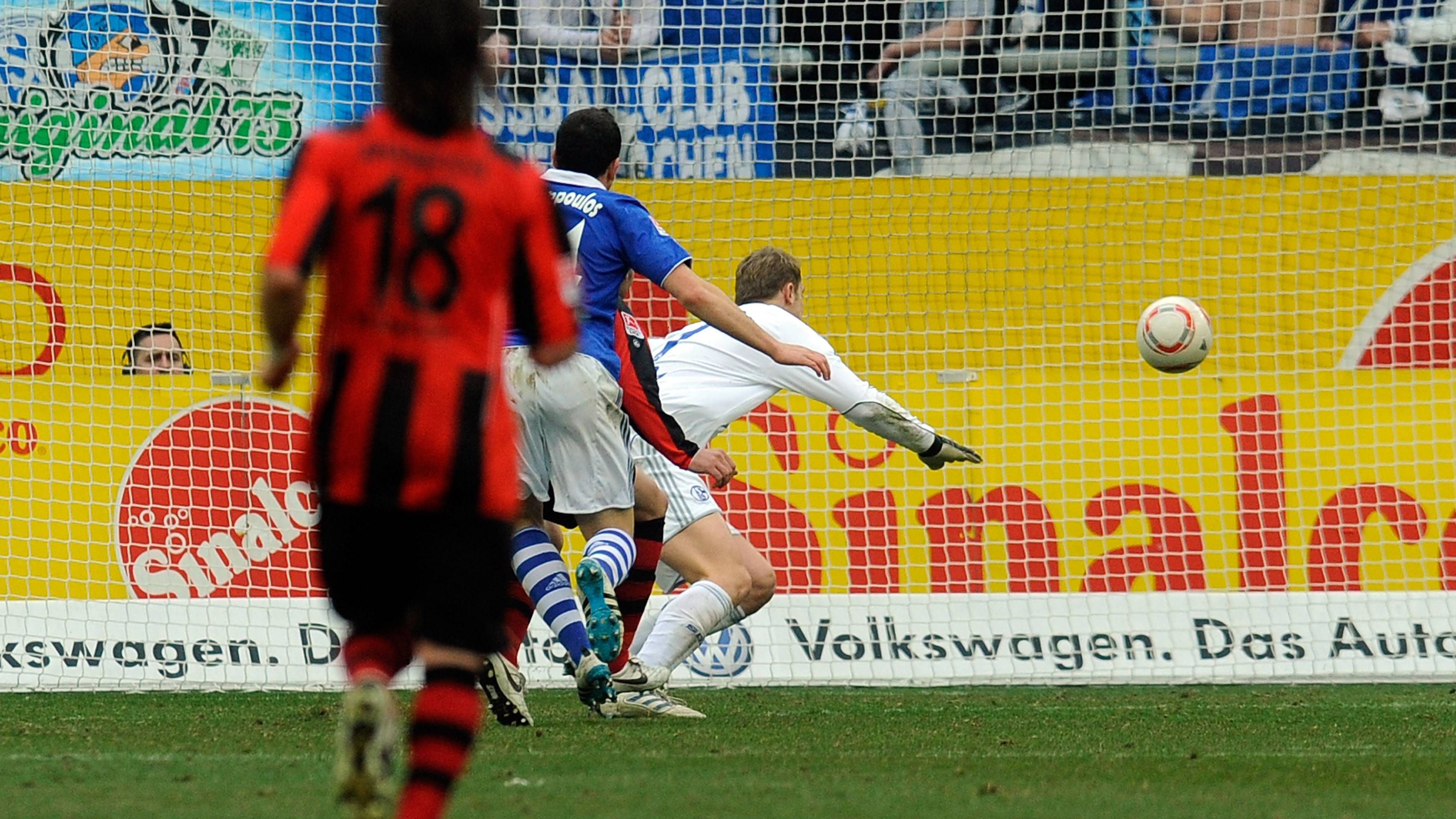 <strong>Platz 2: Georgios Tzavellas (Eintracht Frankfurt) - 73 Meter</strong><br>2011 schlug der Frankfurter Tzavellas einen Steilpass aus 73 Metern für Stürmer Theofanis Gekas - der Ball prallte kurios auf, sodass weder Gekas noch der damalige Schalker Keeper Manuel Neuer ihn berührten, bevor er ins Tor fiel: "Ich dachte, dass Gekas den Ball mitnimmt, aber er kam nicht mehr ran. Das hat der schon gut gemacht, der andere Grieche", sagte der spätere Weltmeister Neuer.