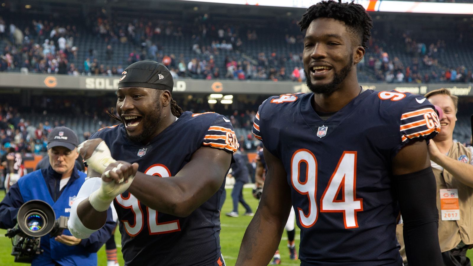 
                <strong>Leonard Floyd</strong><br>
                Leonard Floyd (re.) ist DER Pass Rusher und die Nummer 1 der Bears auf der Position des Outside Linebackers. Nach den Abgängen von Pernell McPhee (li.) und Willie Young fehlt aber der Mann hinter Floyd. Der 25-Jährige kam in der vergangenen Saison verletzungsbedingt nur auf 4,5 Sacks, muss in seinem dritten NFL-Jahr nun mit ungewohnt hohen Erwartungen zurechtkommen. Für ihn wird es eine Schlüsselsaison: Schafft er den endgültigen Durchbruch? Das Potenzial ist da, um zu einem der gefürchtesten Quarterback-Jäger der NFL zu werden. ran-Prognose: Für Edebali geht es um die Plätze hinter Floyd. Edebali ist für den ehemaligen Erstrunden-Pick keine Konkurrenz.
              