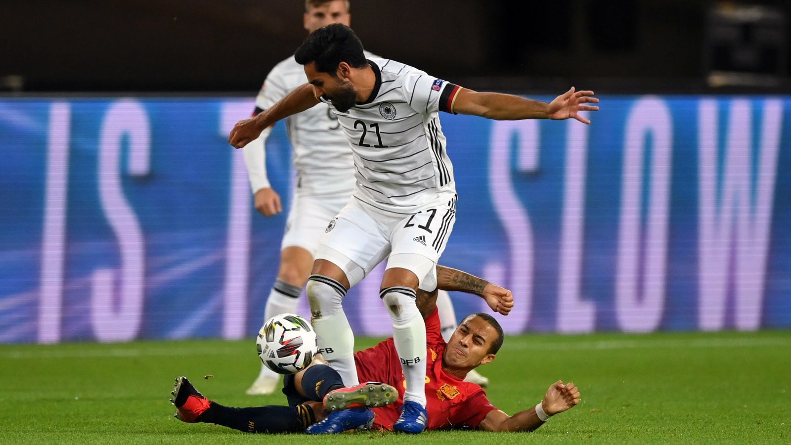 
                <strong>Ilkay Gündogan</strong><br>
                Der Spieler von Manchester City absolviert ein souveränes Spiel in der Mittelfeldzentrale und macht kaum Fehler. Bereitet mit seinem Diagonalpass auf die linke Seite den Weg zur 1:0-Führung, wirkt aber sonst eher unauffällig. ran-Note 3
              