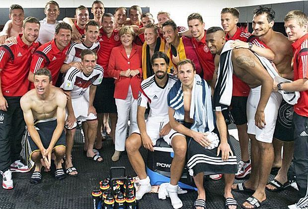 
                <strong>Gruppenfoto mit der Kanzlerin</strong><br>
                Nicht nur Prinz Poldi durfte sich mit der Kanzlerin ablichten lassen. Nein, es gab natürlich auch noch ein gemeinsames Gruppenfoto. Und, wo befindet sich Angela Merkel?
              