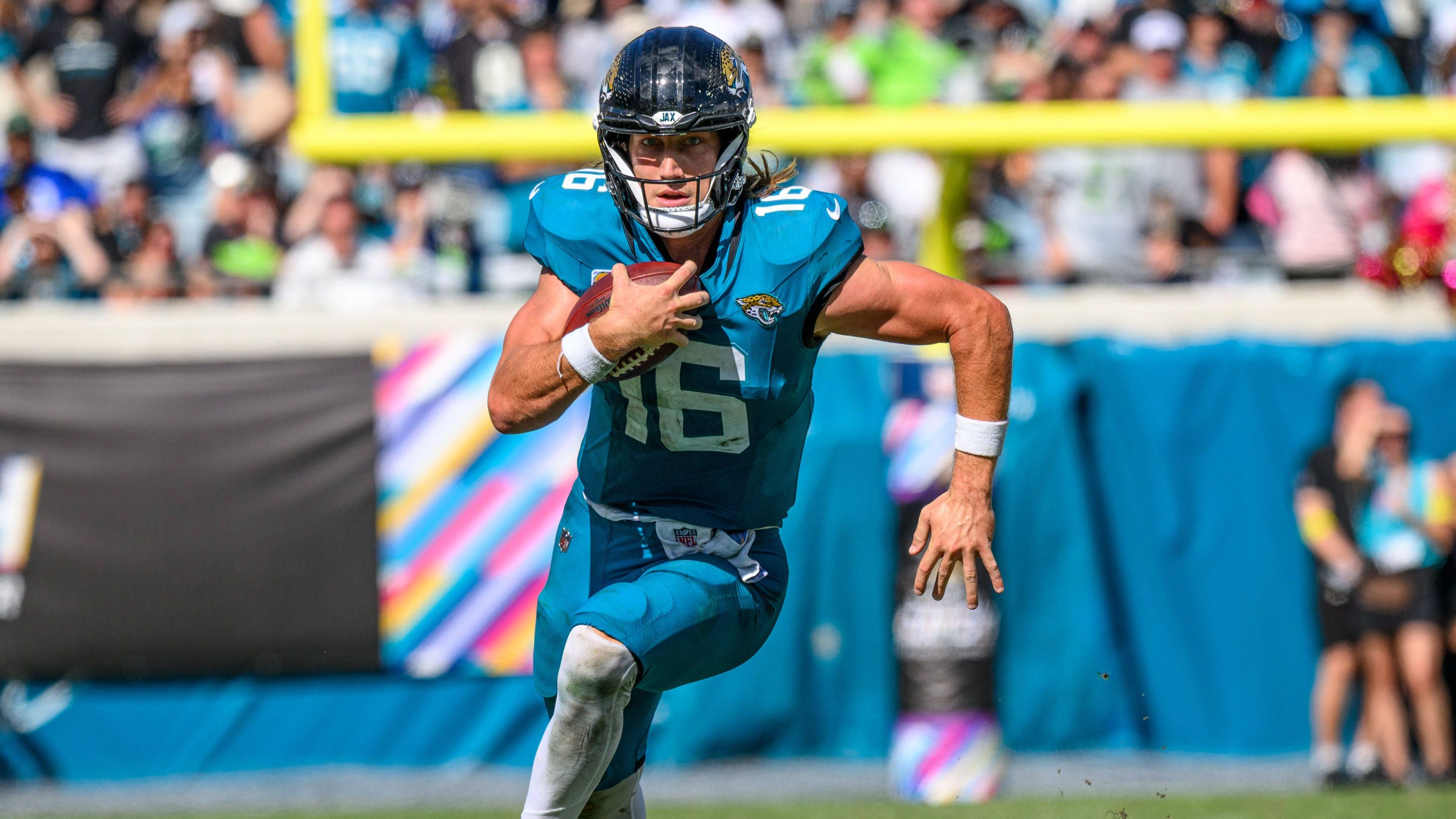 <strong>Platz 18: Trevor Lawrence (Jacksonville Jaguars)</strong><br>Trevor Lawrence ist ganz weit weg vom Heilsbringer, den sich die Jaguars 2021 erhofft hatten. Und auch nicht der Grund, warum Jacksonville nach sechs Spielen bei 4-2 steht - die Rückkehr "Sacksonvilles" spielt da schon eher eine Rolle. Doch so viel Schlechtes kann man über den 26-Jährigen eben auch nicht sagen. Und deshalb sagen wir leichter gar nichts mehr und machen mit spannenderen Personalien weiter.