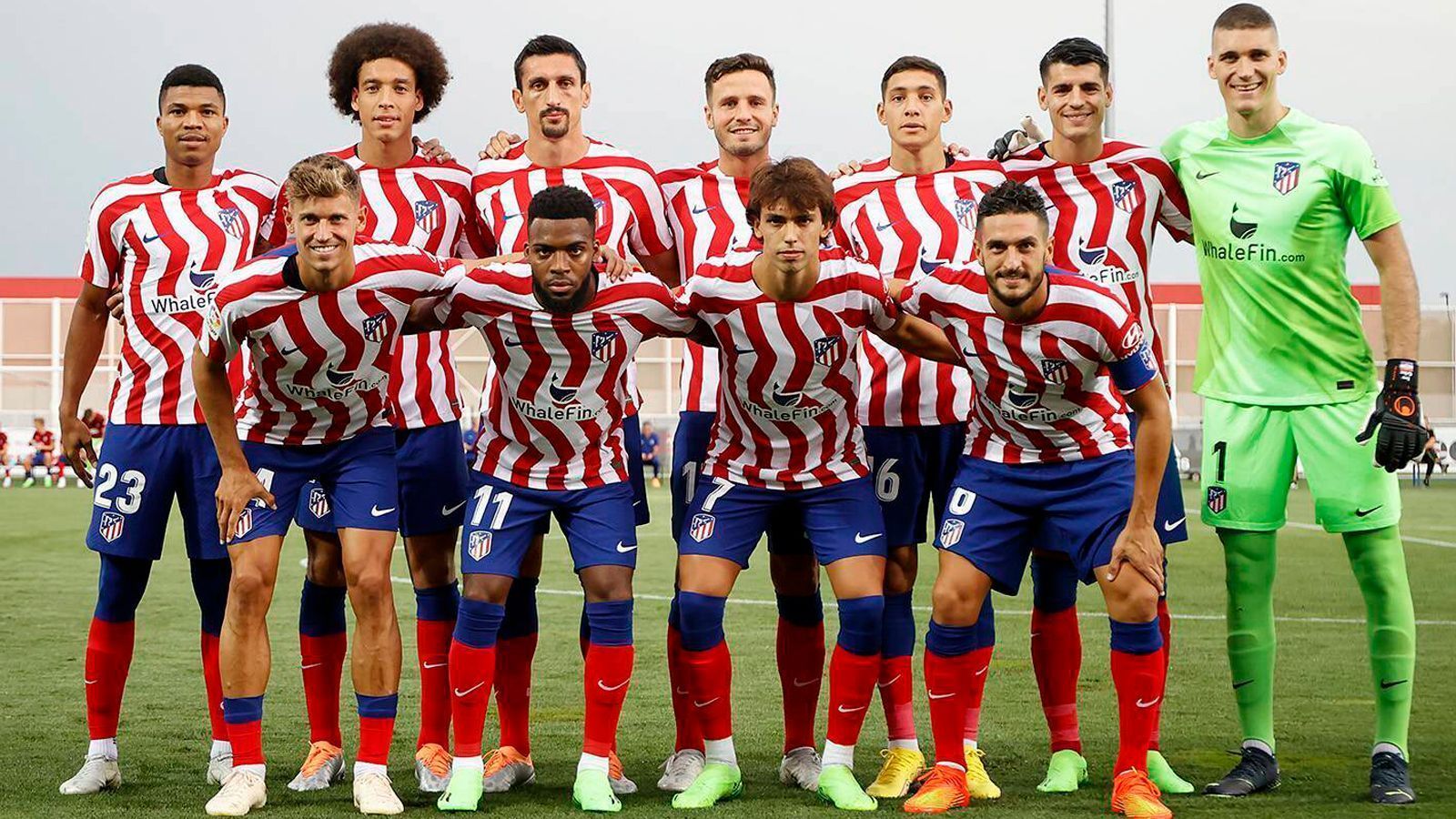 
                <strong>Der Herausforderer: Atletico Madrid</strong><br>
                In der vergangenen Saison landete Atletico Madrid mit lediglich einem Punkt Vorsprung vor dem FC Sevilla auf Rang drei. Nun hat sich im Kader weitaus weniger getan als bei den anderen beiden spanischen Top-Klubs. Doch das Team von Diego Simeone ist bekanntermaßen eingespielt. Das hat auch die Vorbereitung gezeigt, wo die "Rojiblancos" unter anderem gegen Juventus Turin und Manchester United (1:0) siegreich waren. Dreierpacker beim 4:0-Sieg gegen Juve: Leih-Rückkehrer Alvaro Morata, den man fast schon als Neuzugang bezeichnen kann. Fazit: Nichtsdestotrotz muss Atletico auf Ausrutscher von Real und "Barca" hoffen, um Richtung Titel schielen zu können.
              