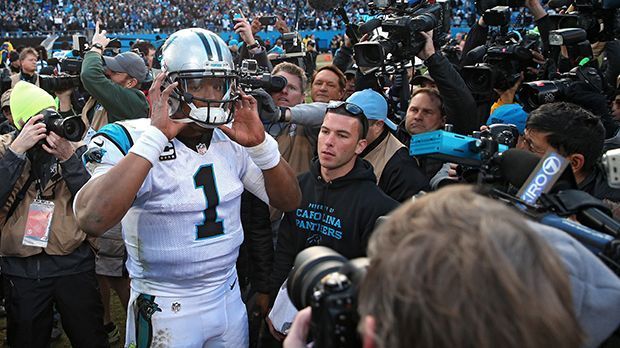 
                <strong>Cam Newton</strong><br>
                Seine Läufe bringen jedoch nicht nur Yards ein, sondern auch Touchdowns. Insgesamt lief Newton zehn Mal in die Endzone. Zum Vergleich: Lediglich Adrian Peterson, Devonta Freeman, Jeremy Hill und DeAngelo Williams (11) haben mehr Rushing-Touchdowns auf ihrem Konto. Im Gegensatz zu den vier Spielern ist "Superman"-Cam jedoch kein Running Back. 
              